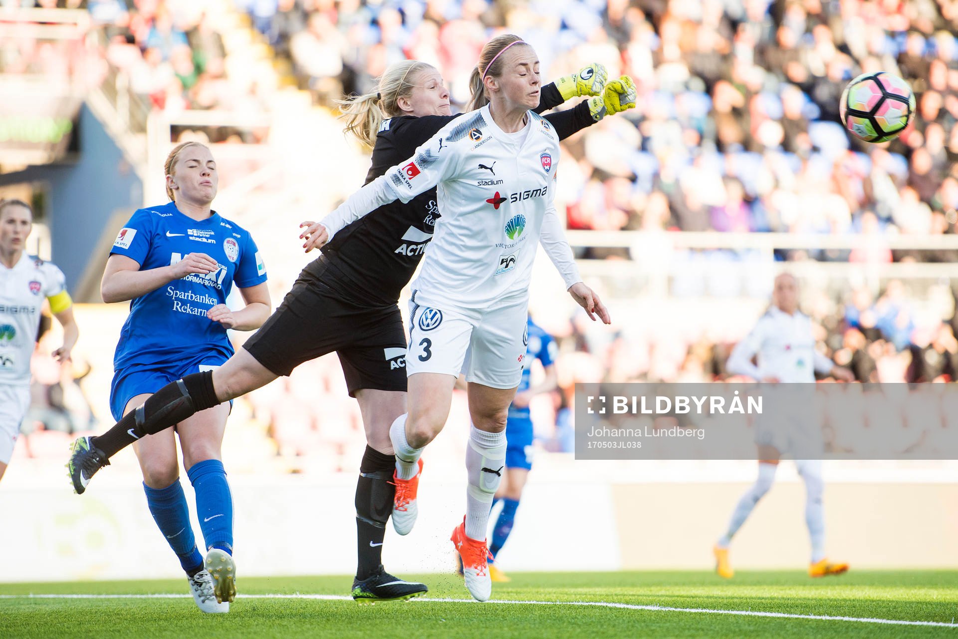 Rosengårds Amanda Ilestedt i en duell mot Eskilstunas