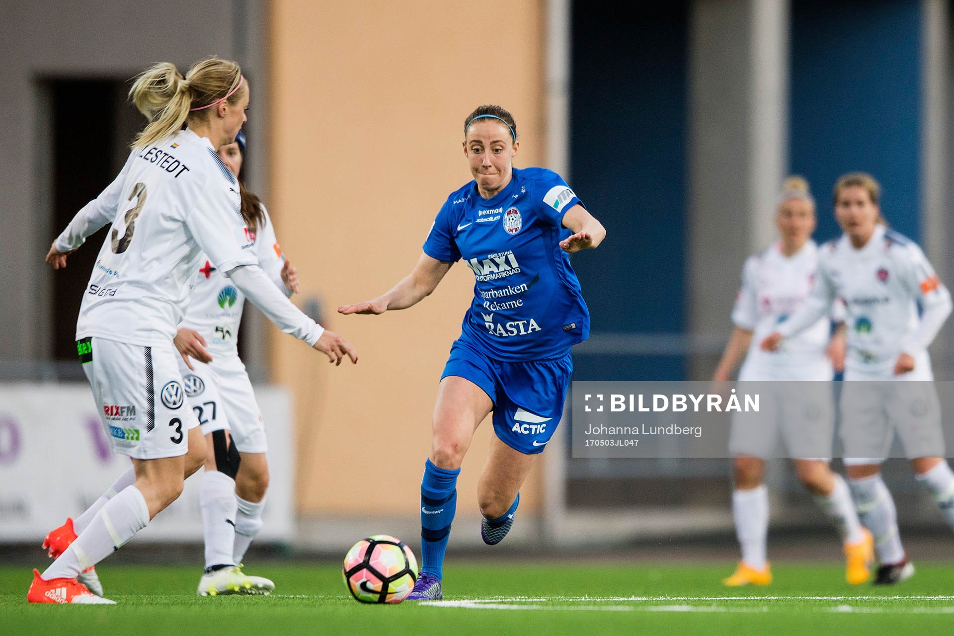 Eskilstunas Petra Andersson utmanar Rosengårds Amanda Ilestedt under fotbollsmatchen i Damallsvenskan mellan Eskilstuna och Rosengård den 3 maj 2017 i Eskilstuna.
