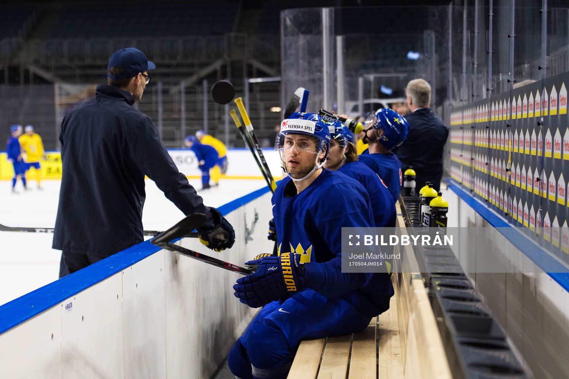 Marcus Krüger trixar med en puck