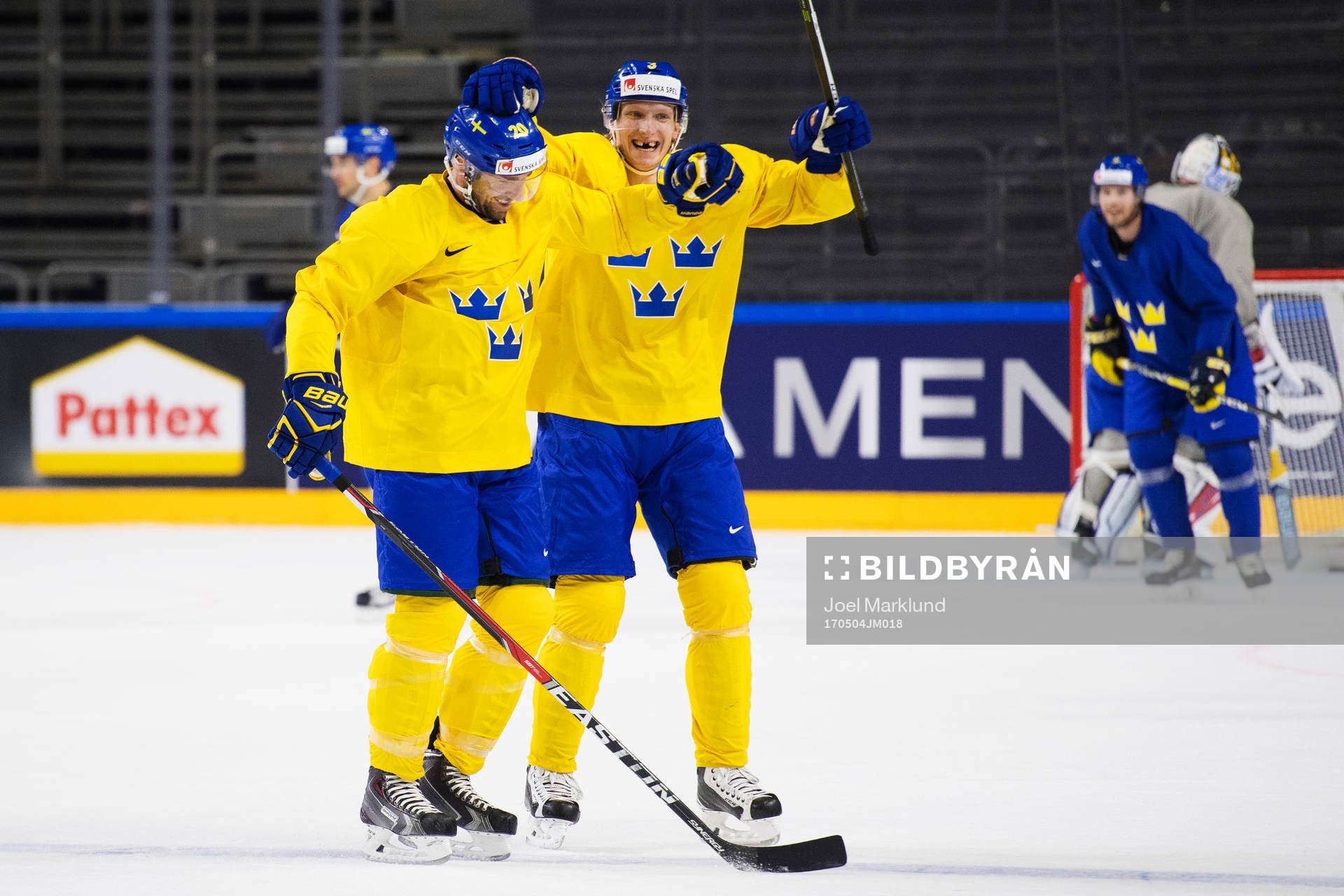 Joel Lundqvist och John Klingberg jublar
