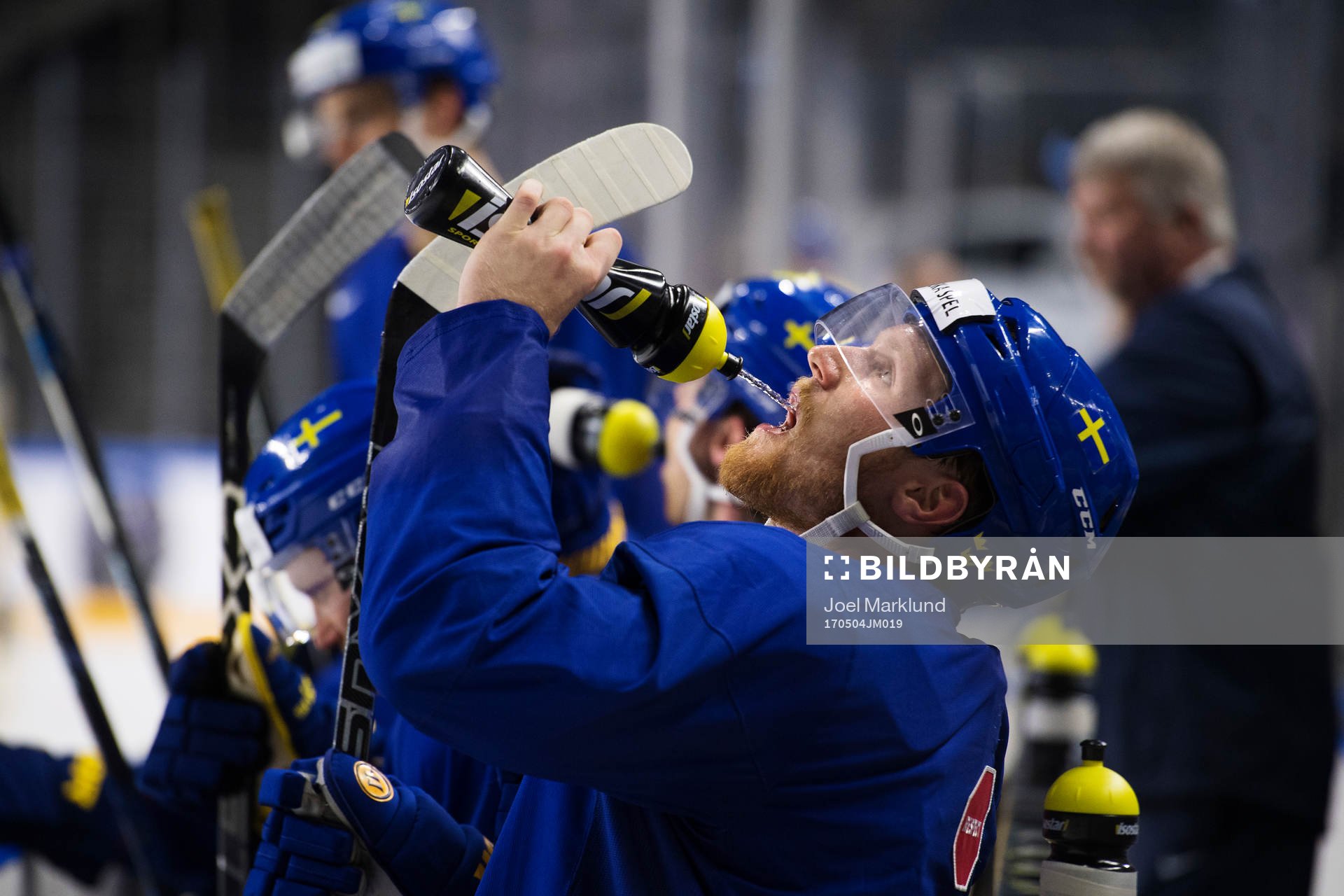 Gabriel Landeskog dricker vatten