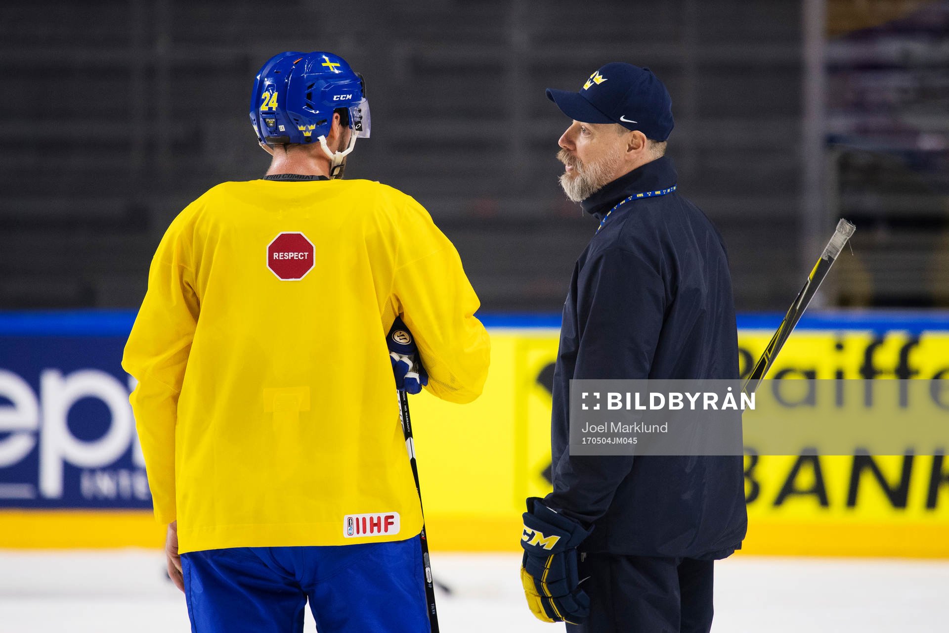 Alexander Edler i samtal med förbundskapten Rikard
