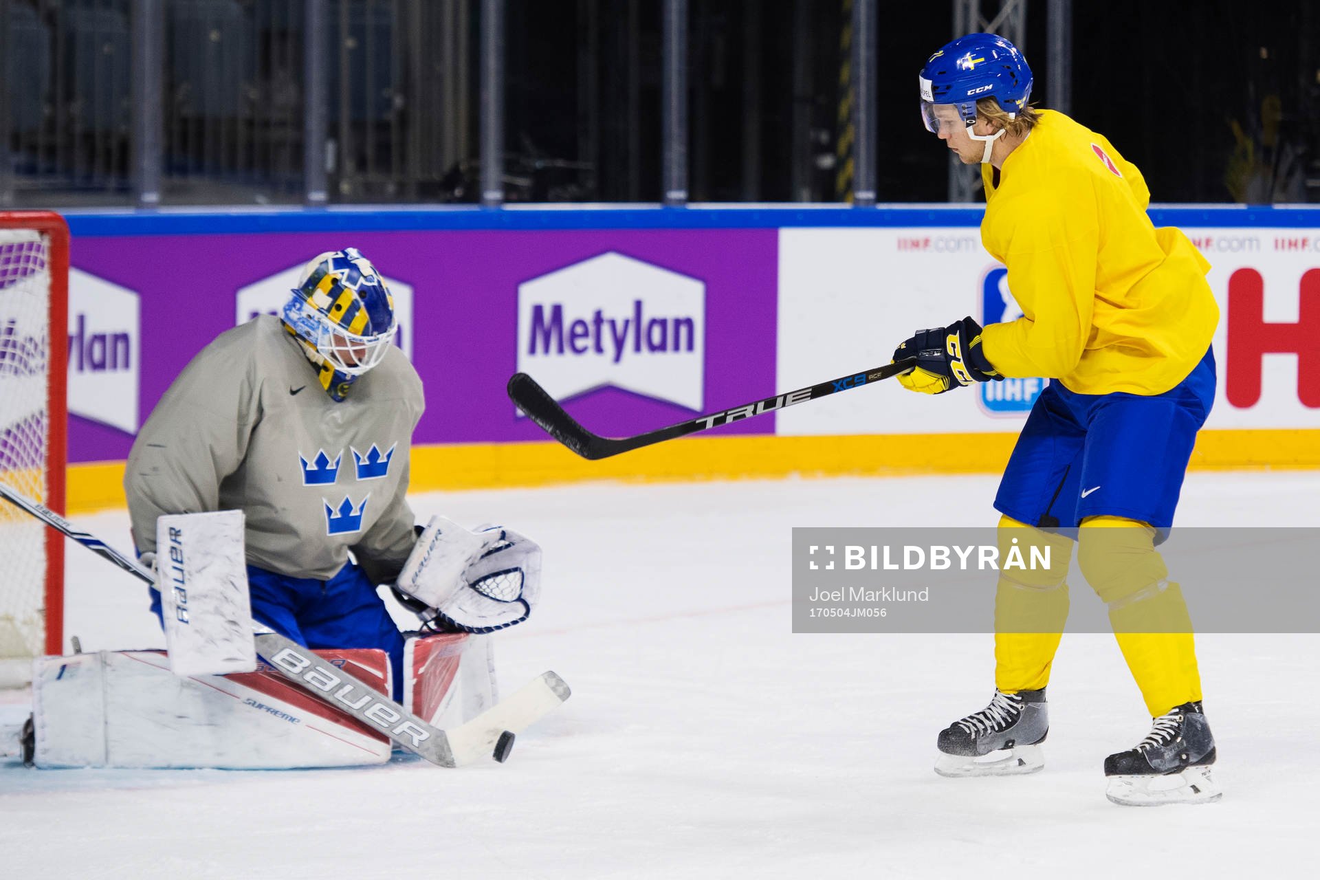 Målvakten Viktor Fasth räddar ett skott från William