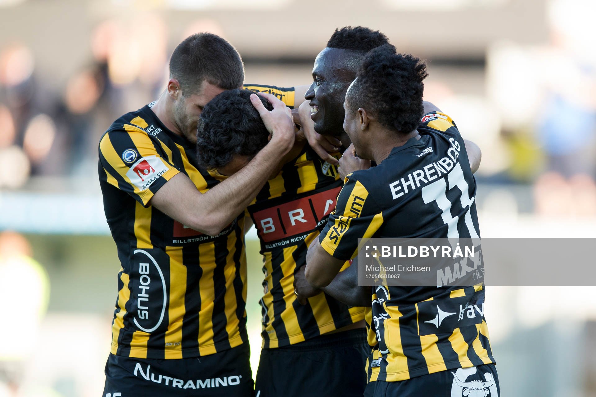 Häckens Daleho Irandust omfamnas av lagkamraterna Egzon Binaku, Alhassan Kamara och Nasiru Mohammed efter 1-0 under fotbollsmatchen i Allsvenskan mellan Häcken och Sirius den 5 maj 2017 i Göteborg.