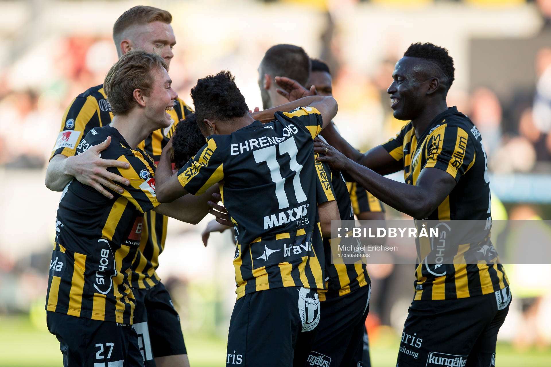 Häckens Daleho Irandust omfamnas av lagkamrater