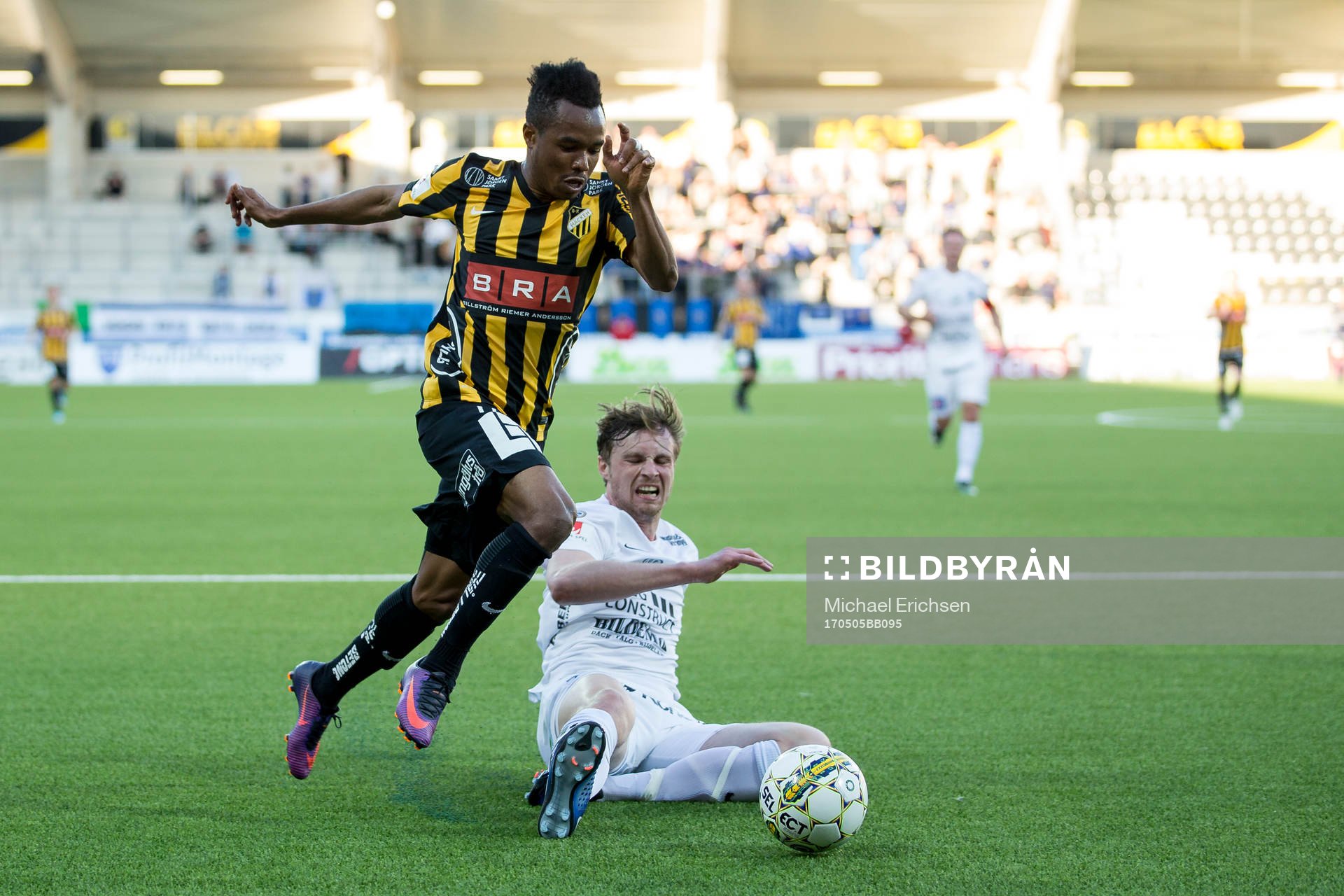 Häckens Nasiru Mohammed före Sirius Daniel Jarl under fotbollsmatchen i Allsvenskan mellan Häcken och Sirius den 5 maj 2017 i Göteborg.