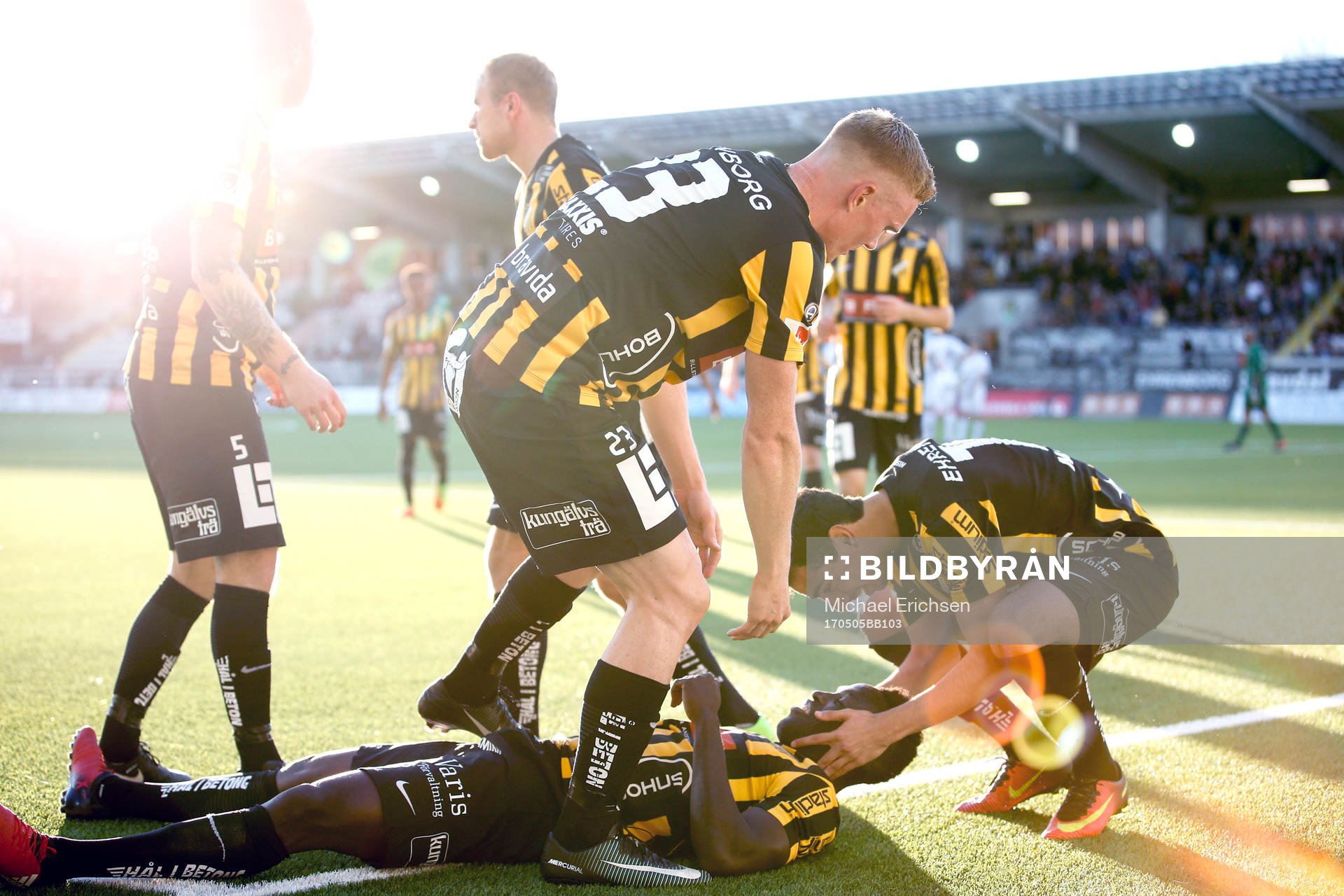 Häckens Alhassan Kamara jublar med lagkamrater efter 2-1 under fotbollsmatchen i Allsvenskan mellan Häcken och Sirius den 5 maj 2017 i Göteborg.