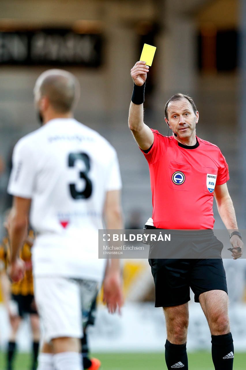 Domare Jonas Eriksson ger Sirius Karl Larson gult kort