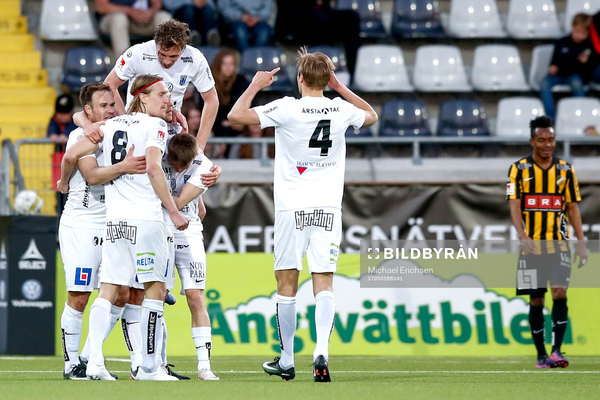 Sirius Christer Gustafsson jublar med lagkamrater efter 2-2 under fotbollsmatchen i Allsvenskan mellan Häcken och Sirius den 5 maj 2017 i Göteborg.