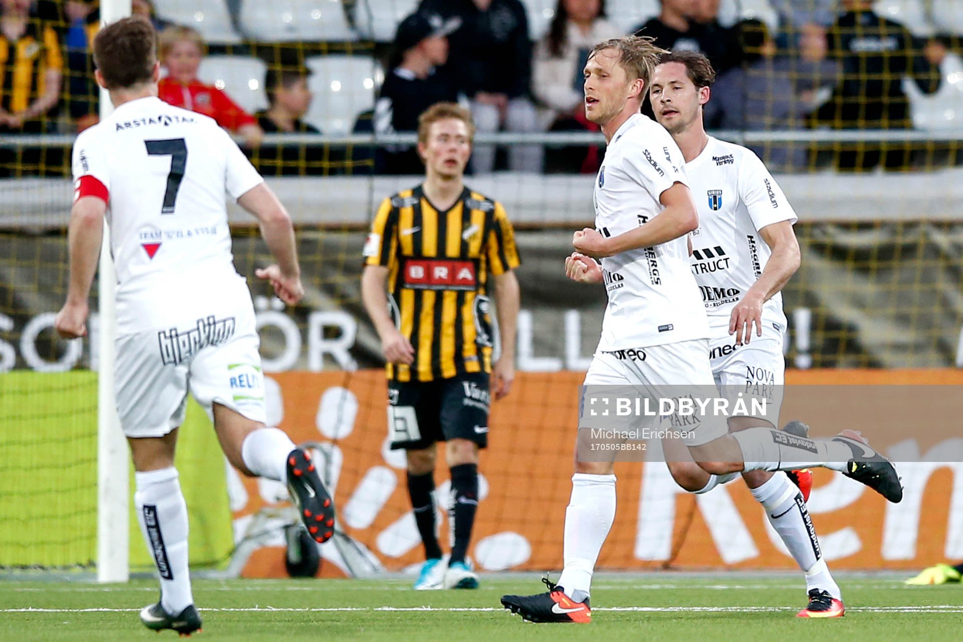 Sirius Christer Gustafsson jublar efter 2-2 under fotbollsmatchen i Allsvenskan mellan Häcken och Sirius den 5 maj 2017 i Göteborg.