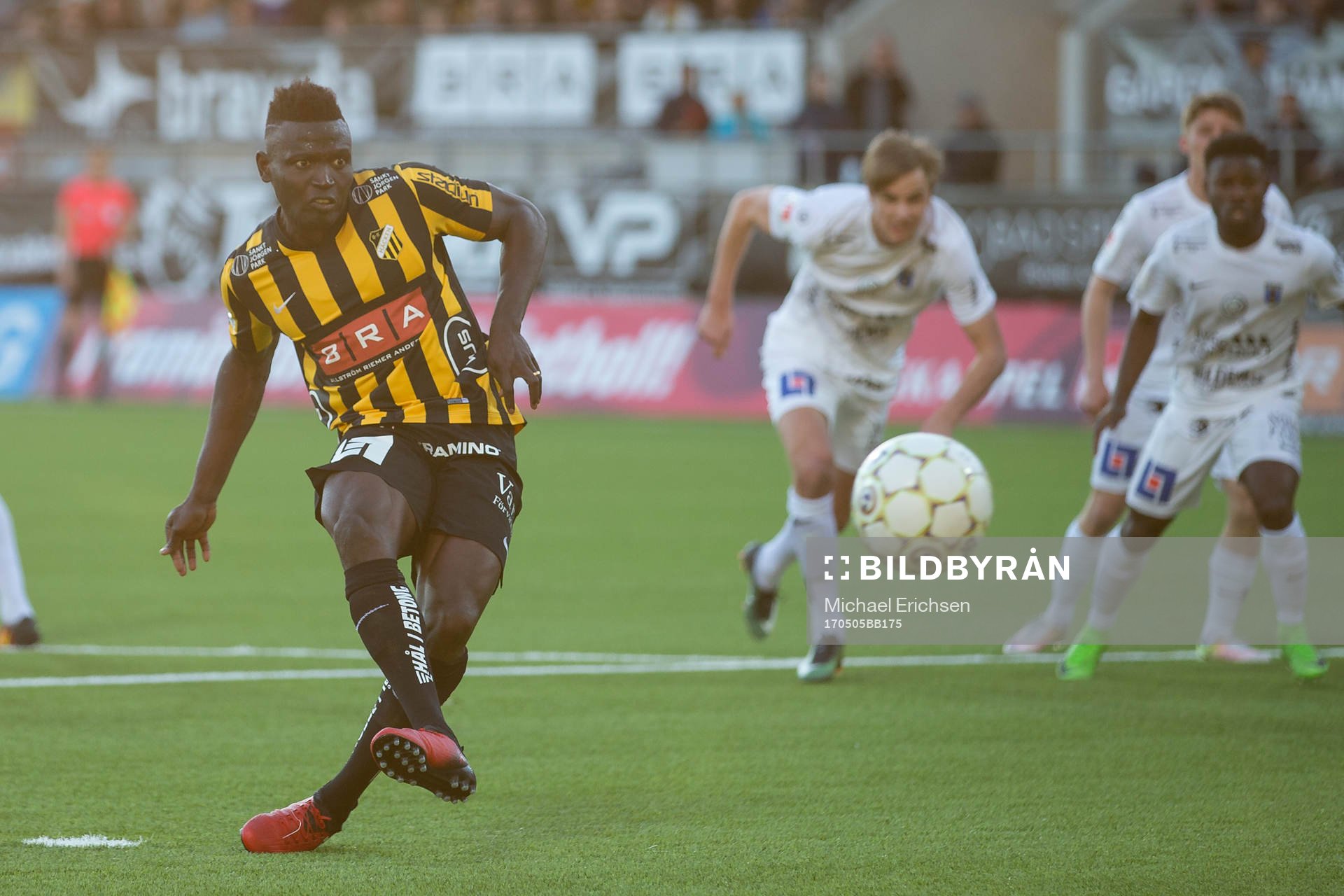 Häckens Alhassan Kamara skjuter 2-1 på straff