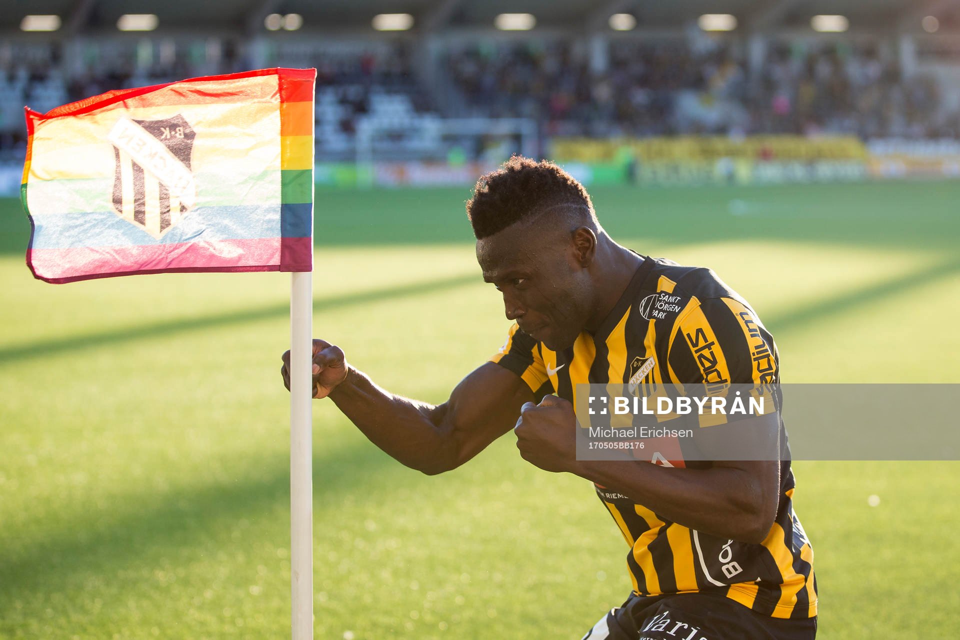 Häckens Alhassan Kamara jublar efter 2-1 på straff under fotbollsmatchen i Allsvenskan mellan Häcken och Sirius den 5 maj 2017 i Göteborg.