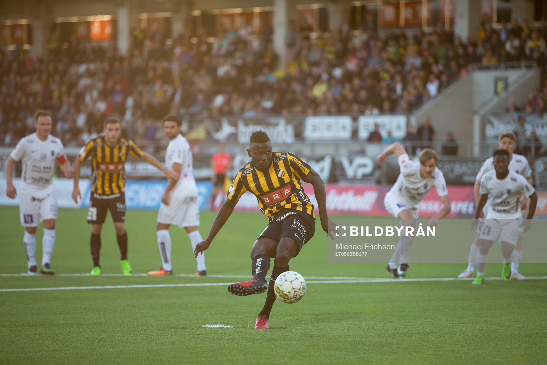Häckens Alhassan Kamara skjuter 2-1 på straff