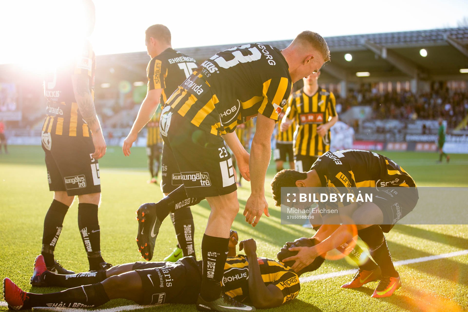 Häckens Alhassan Kamara jublar och omfamnas efter sitt 2-1 mål på straff under fotbollsmatchen i Allsvenskan mellan Häcken och Sirius den 5 maj 2017 i Göteborg.