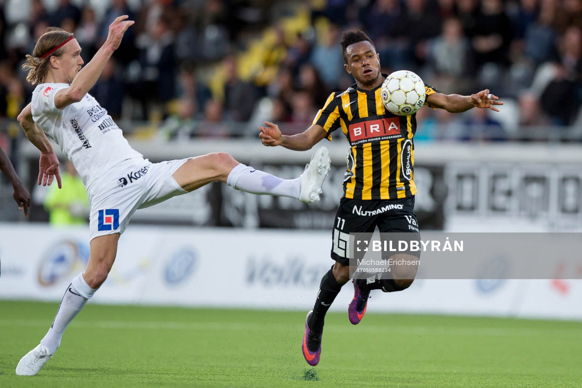 Häckens Nasiru Mohammed tar bollen på bröstet före Sirius Alexander Nilsson och får gult kort för hands under fotbollsmatchen i Allsvenskan mellan Häcken och Sirius den 5 maj 2017 i Göteborg.