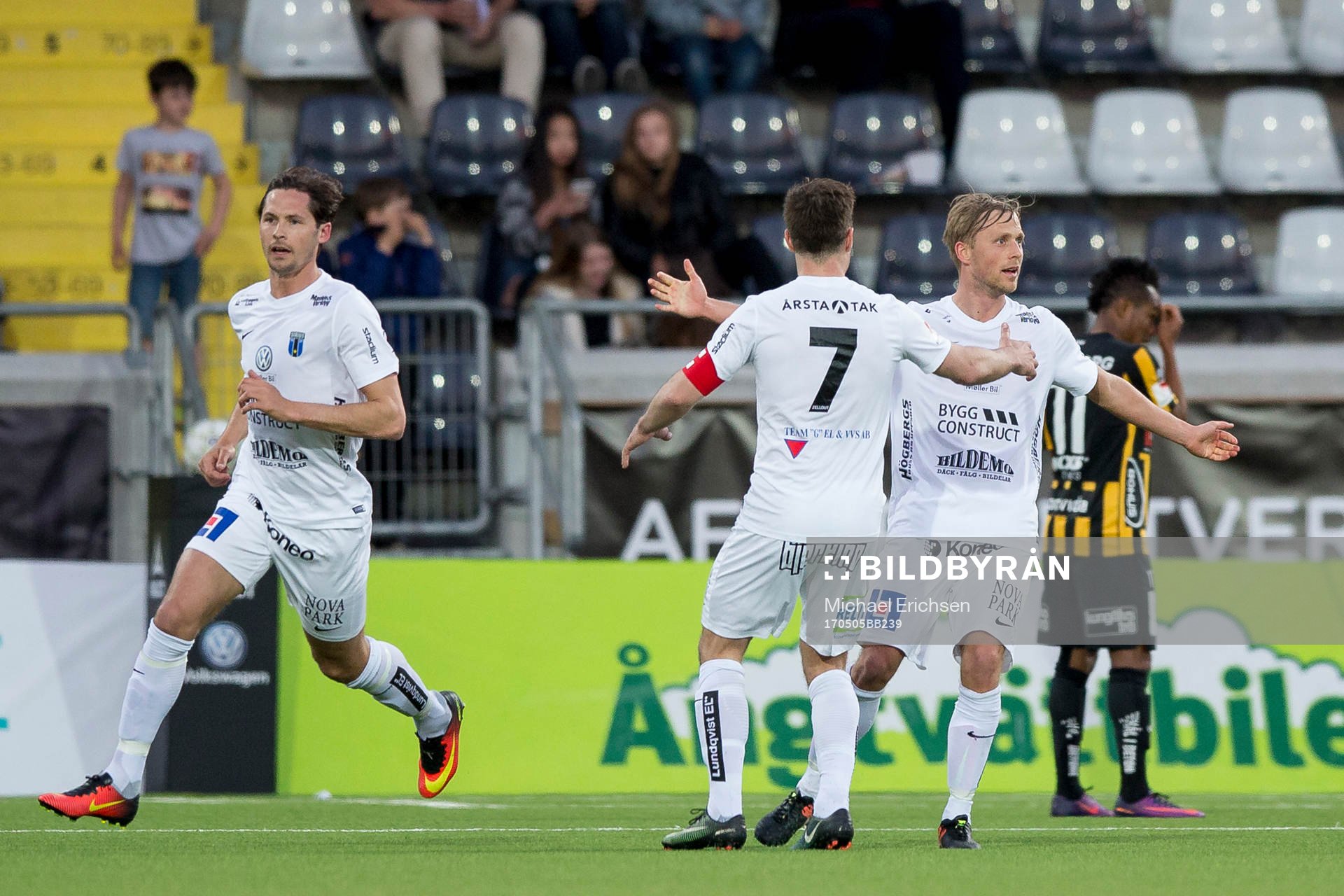 Sirius Christer Gustafsson jublar med Niklas Busch Thor efter 2-2 under fotbollsmatchen i Allsvenskan mellan Häcken och Sirius den 5 maj 2017 i Göteborg.