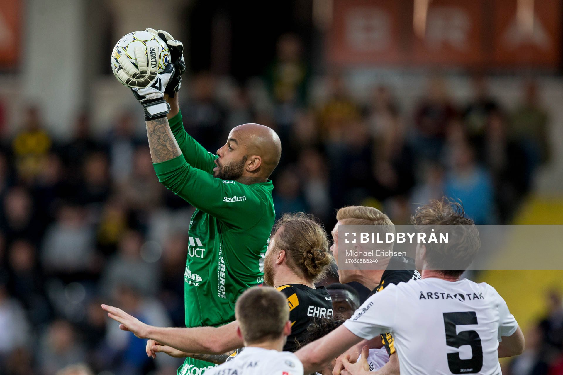 Sirius målvakt Joshua Wicks tar ner en hörna