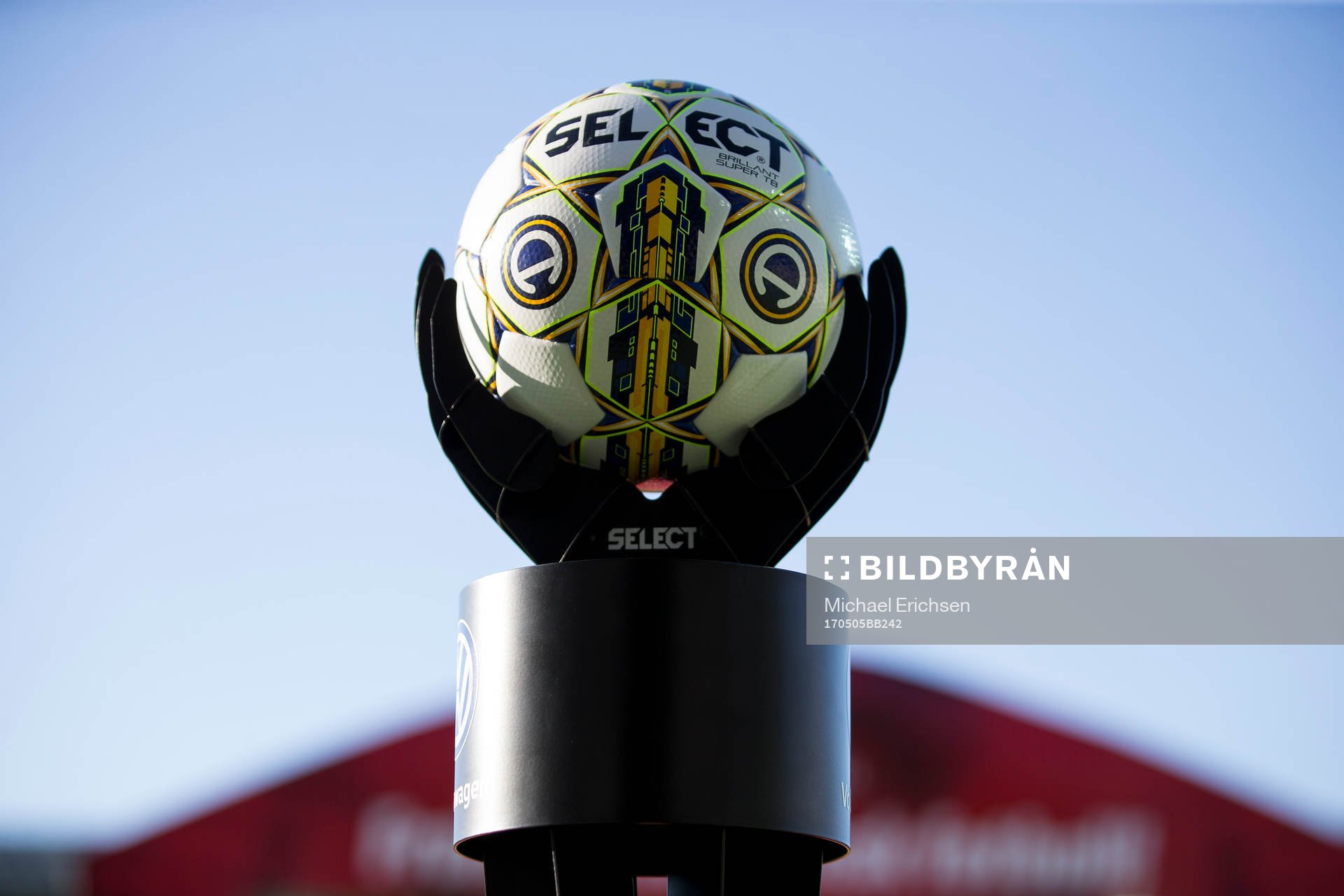 Matchbollen på podie innan fotbollsmatchen i Allsvenskan
