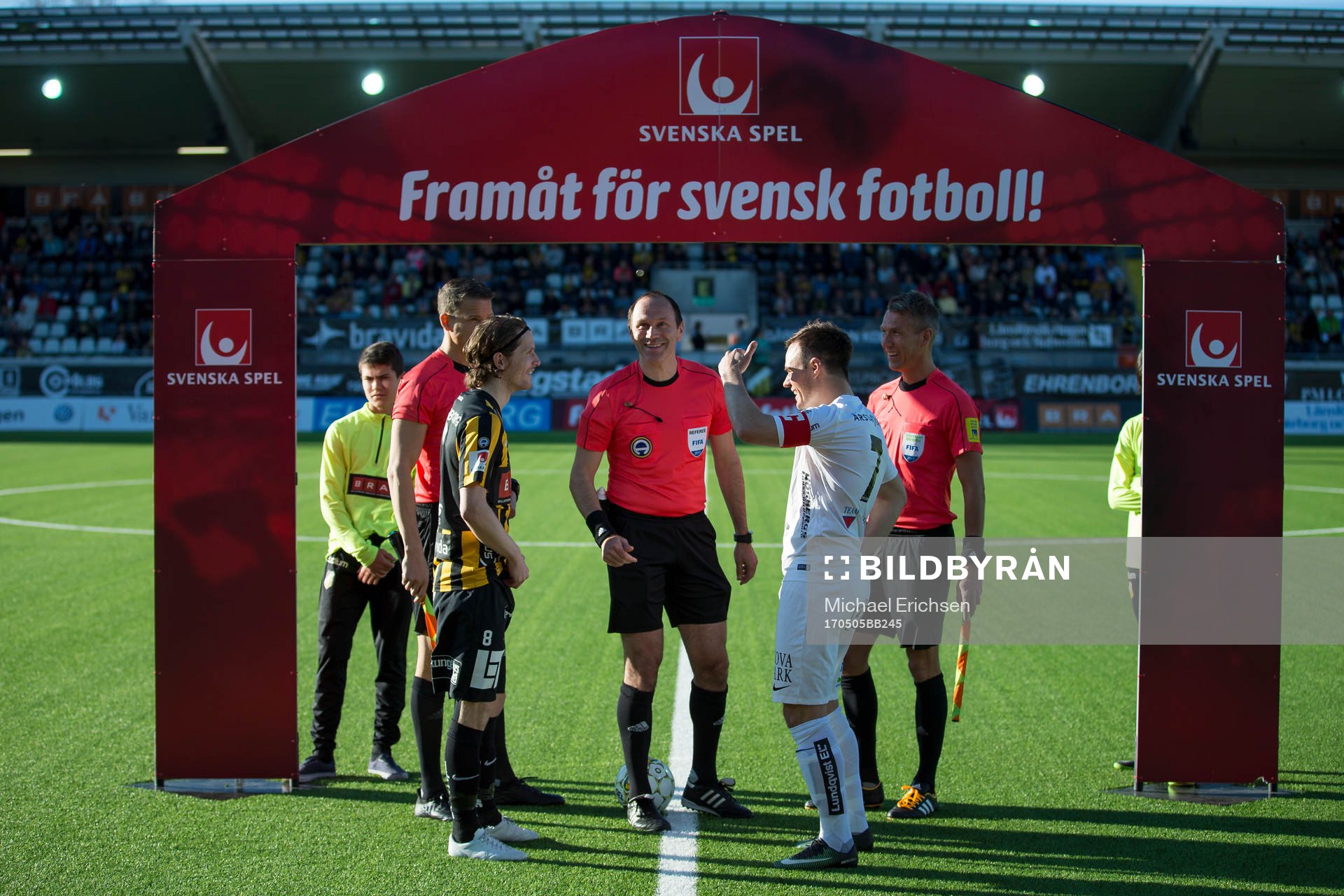 Domare Jonas Eriksson singlar slant mellan Häckens
