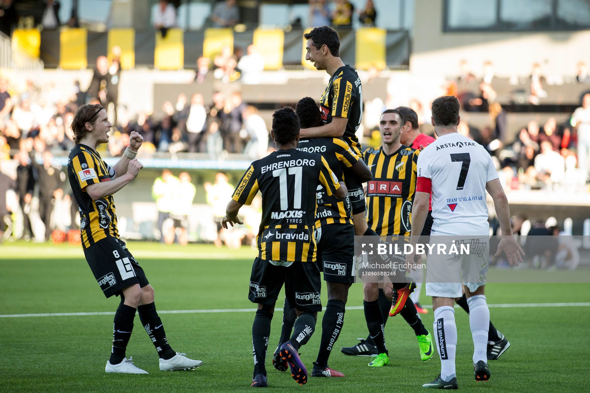 Häckens Daleho Irandust jublar och omsmans