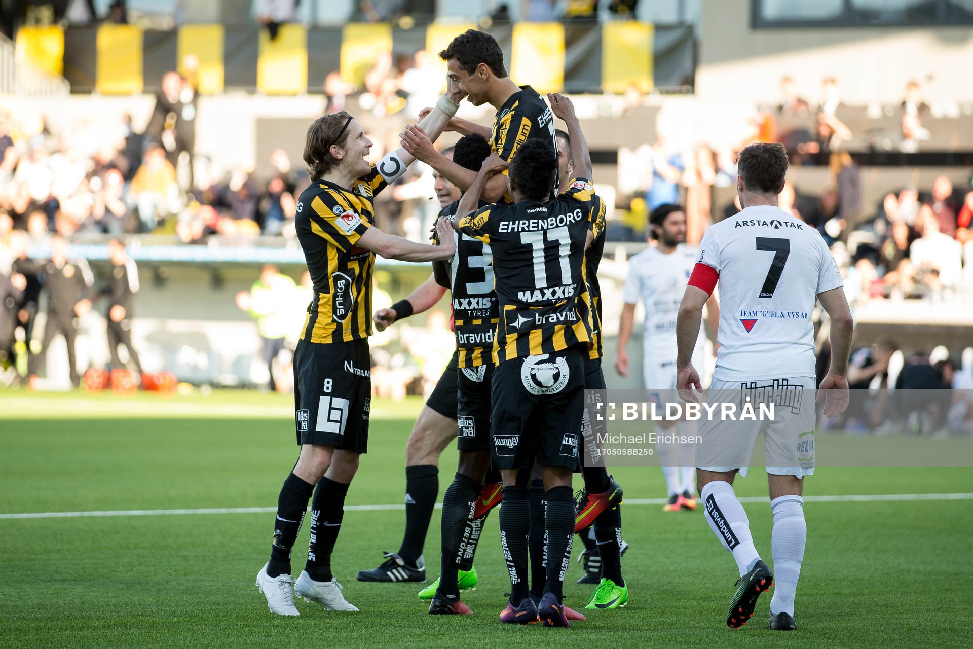 Häckens Daleho Irandust jublar och omsmans