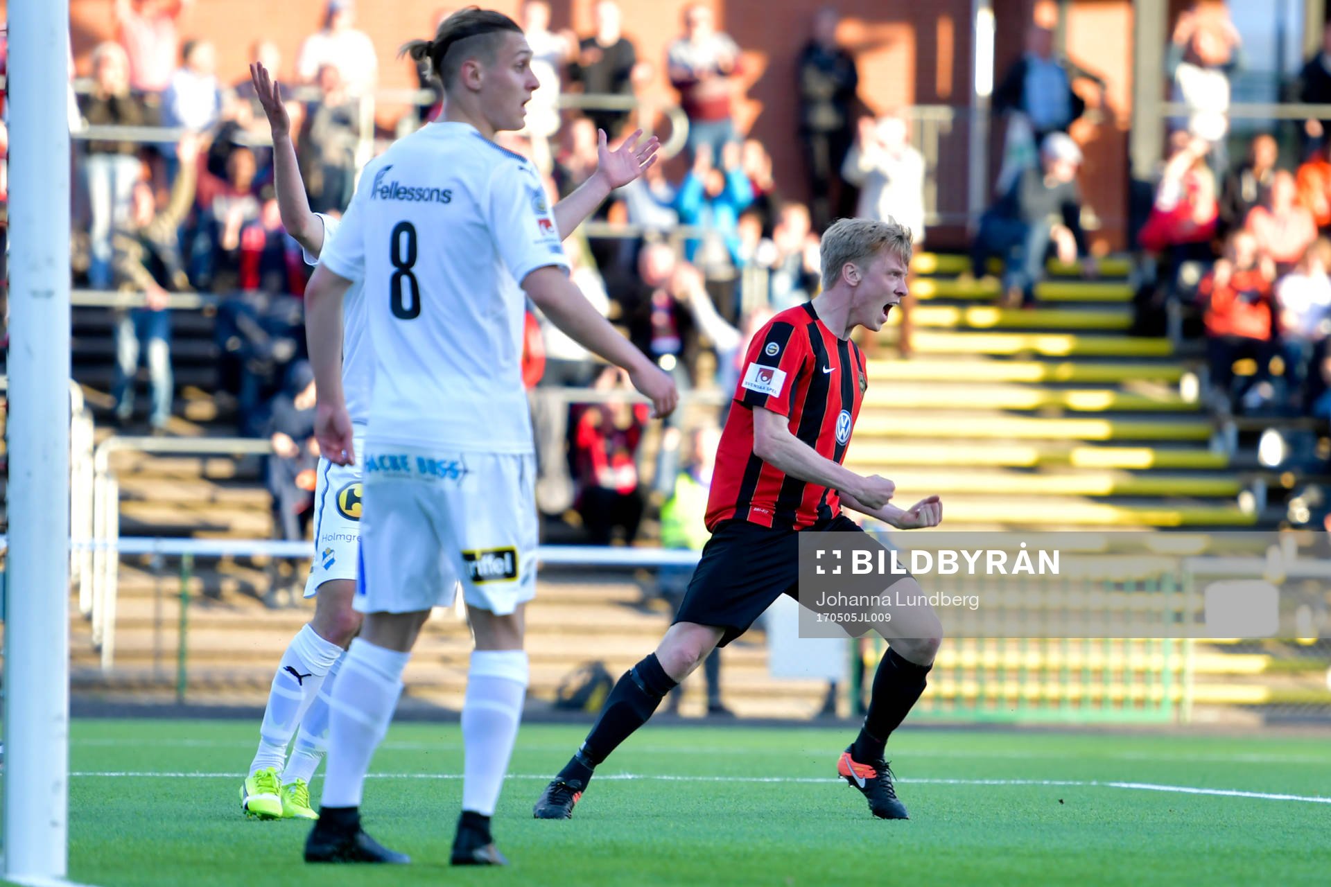 Brommapojkarnas Gustav Sandberg Magnusson jublar efter 3-1 under fotbollsmatchen i Superettan mellan Brommapojkarna och Öster den 5 maj 2017 i Stockholm.