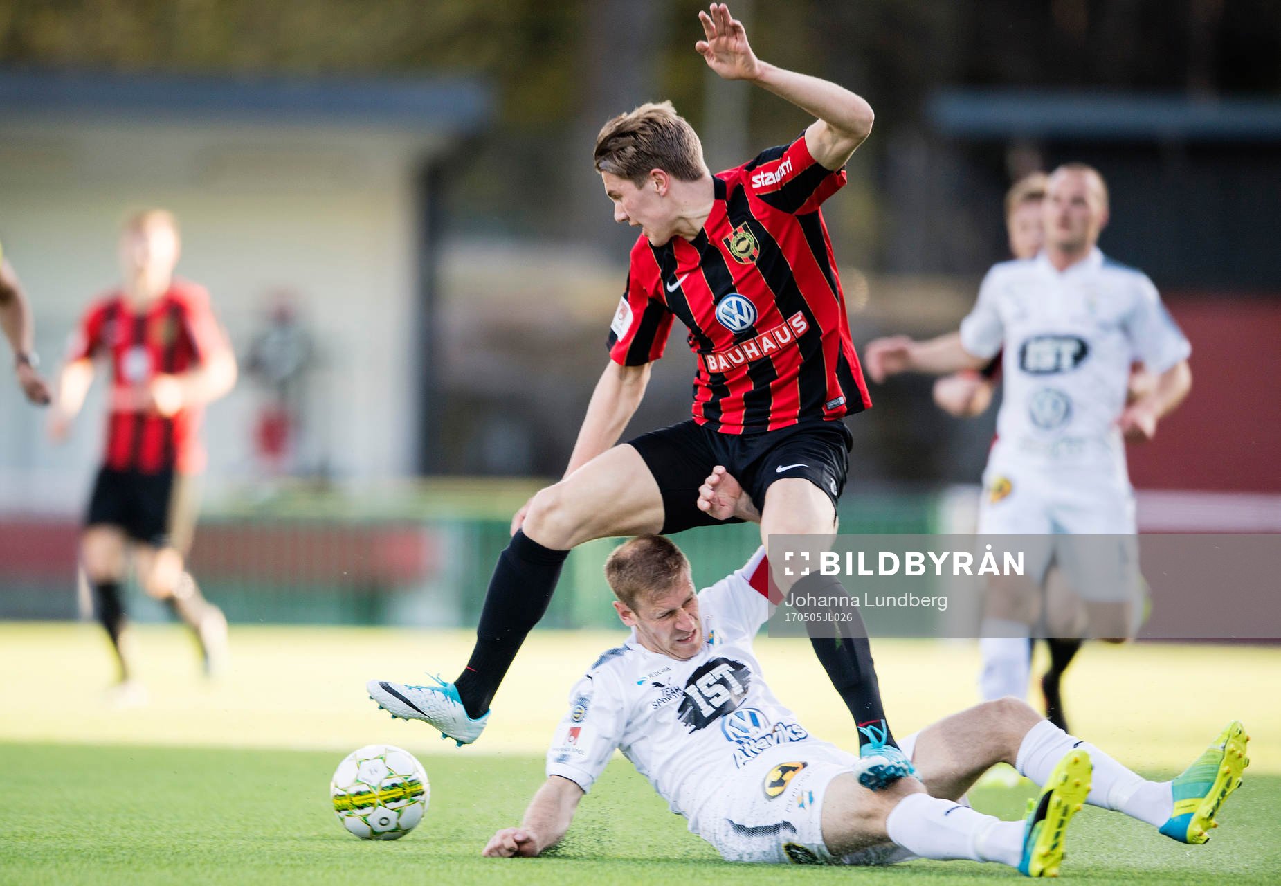 Brommapojkarnas Viktor Gyökeres i en duell med Östers