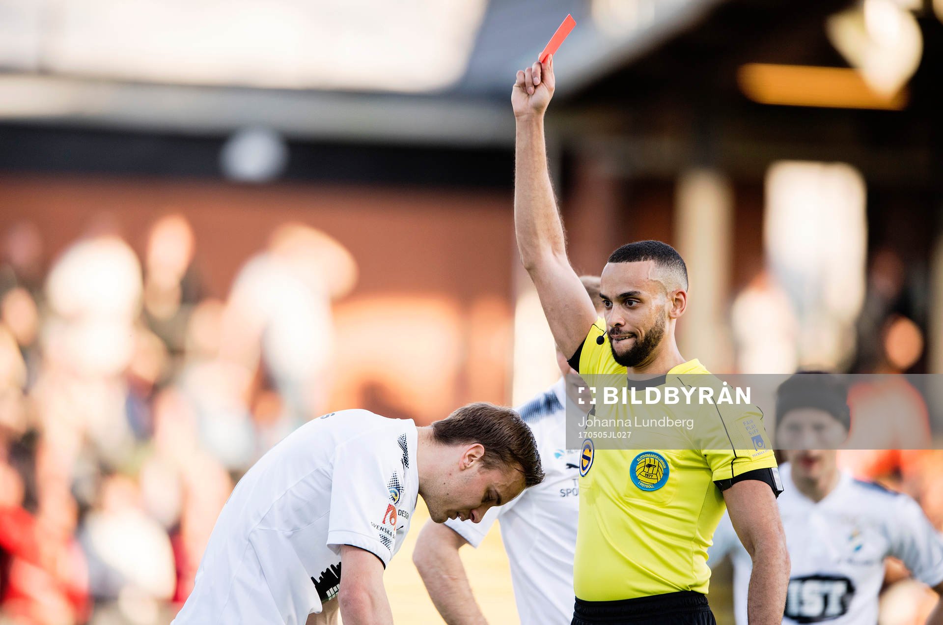 Östers Månz Karlsson tilldelas ett rött kort av domare