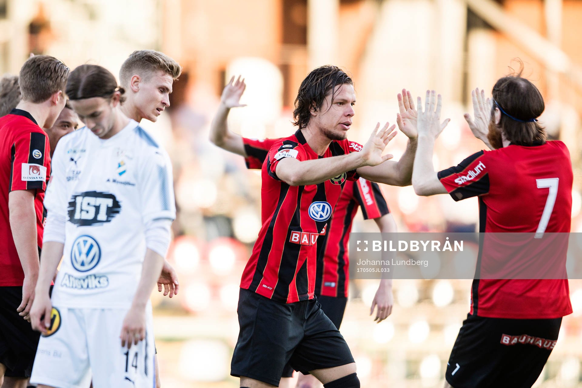 Brommapojkarnas Erik Figueroa och Markus Gustafsson jublar