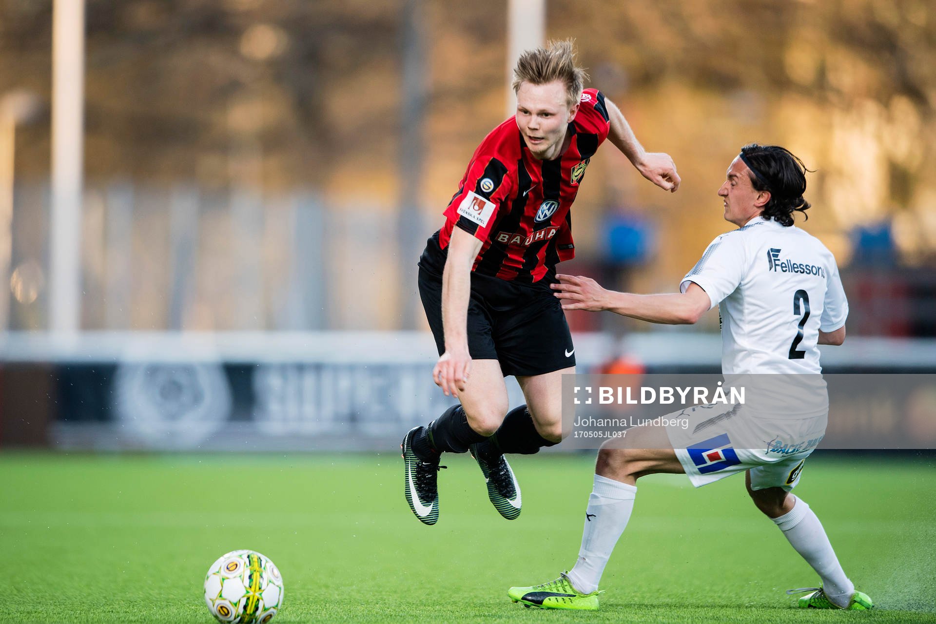Brommapojkarnas Tim Söderström faller i en duell mot