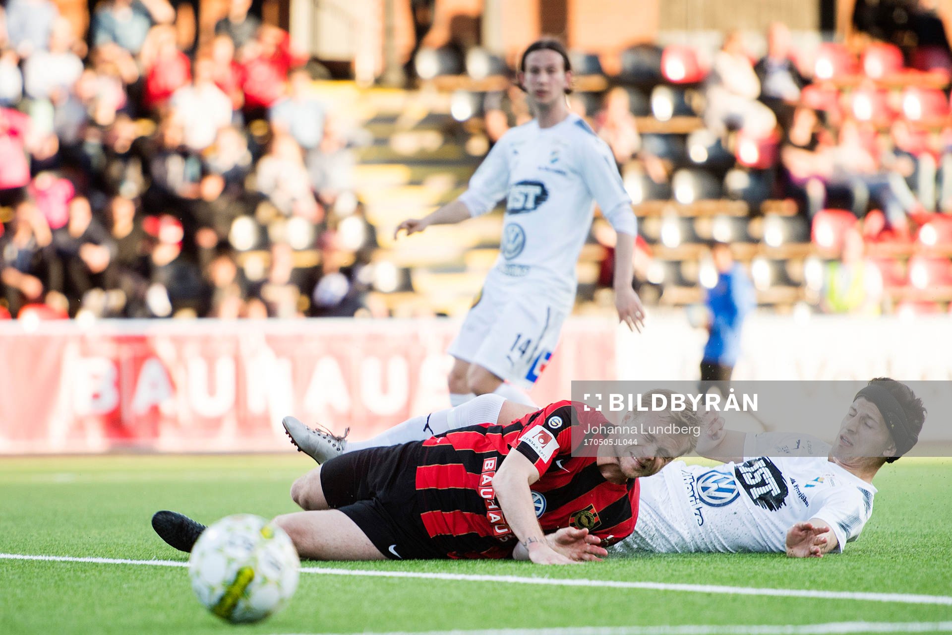 Brommapojkarnas Christopher Brandeborn i en duell med