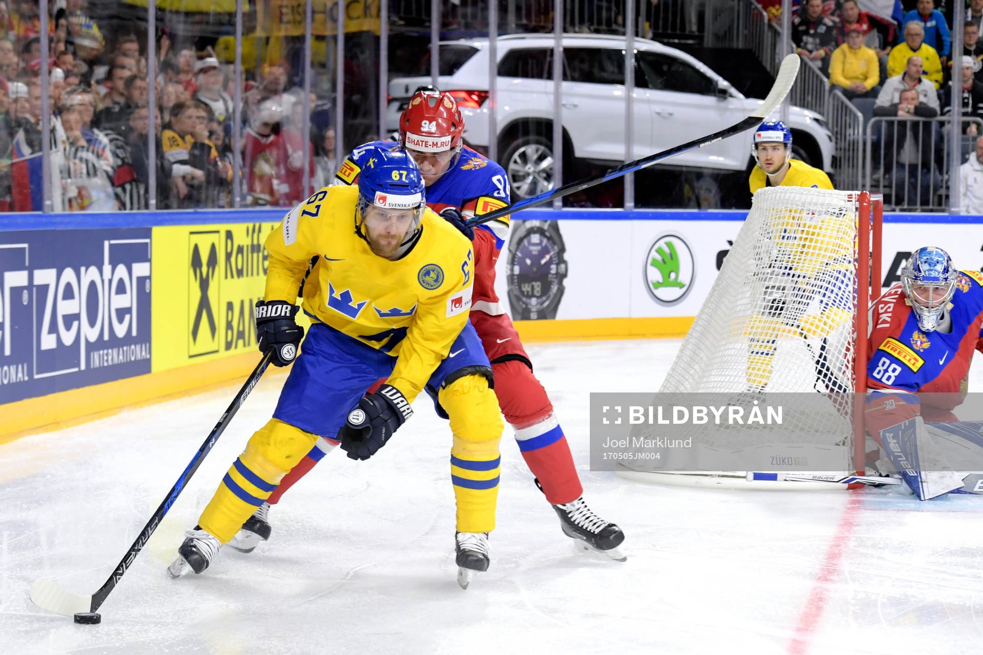 Sveriges Linus Omark och Rysslands Andrei Mironov