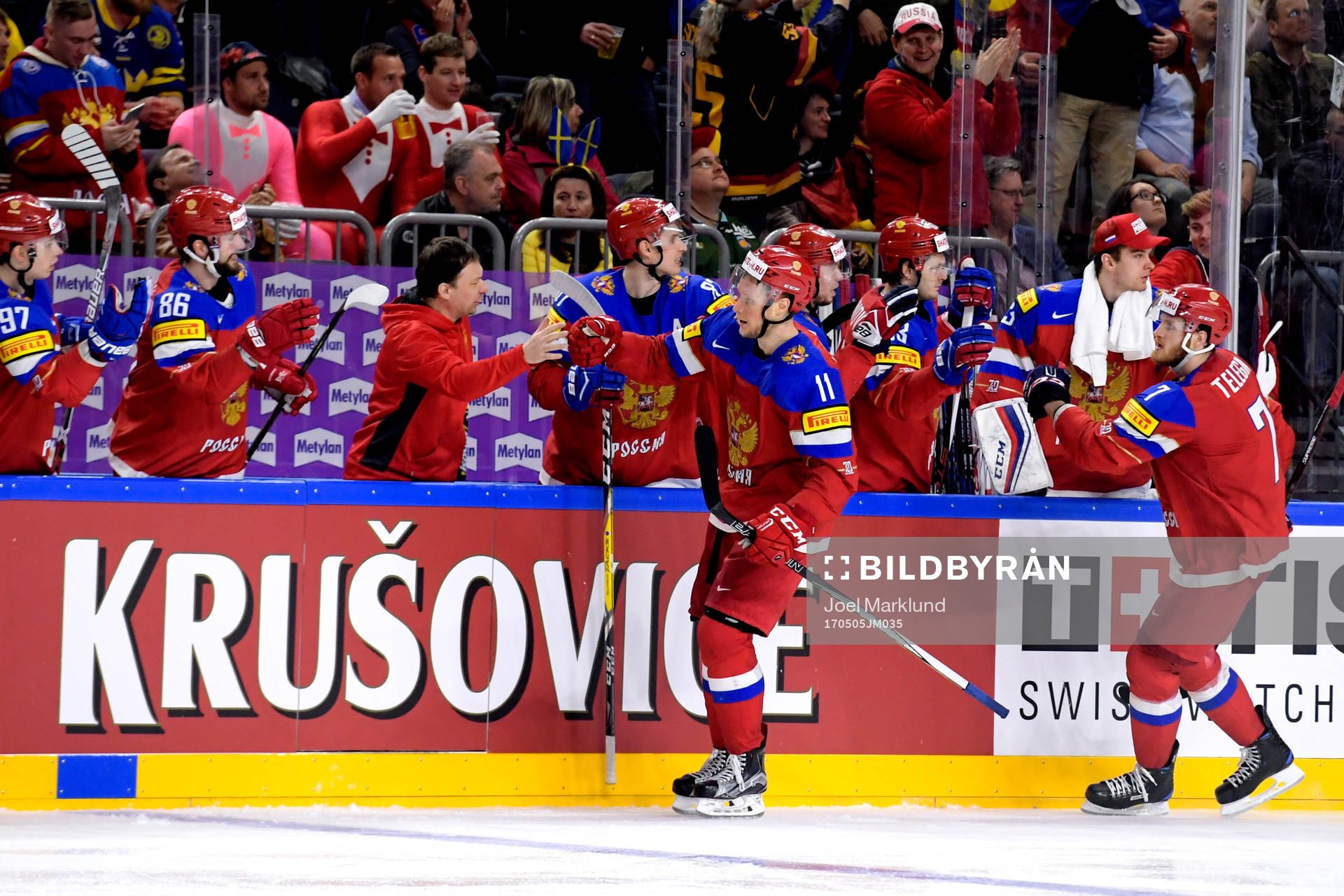 Rysslands Sergei Andronov jublar med lagkamrater