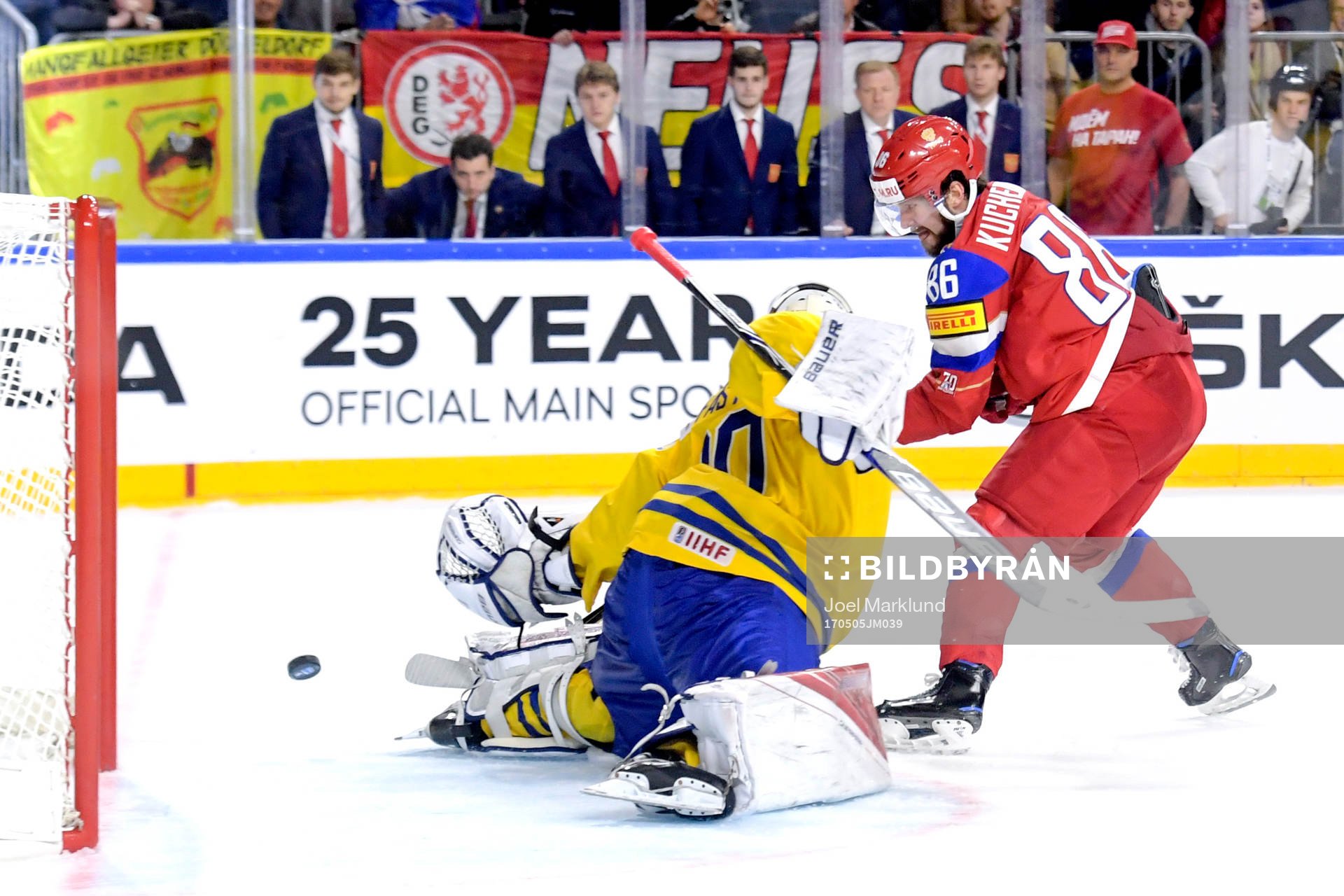 Rysslands Nikita Kucherov missar ett friläge mot Sveriges