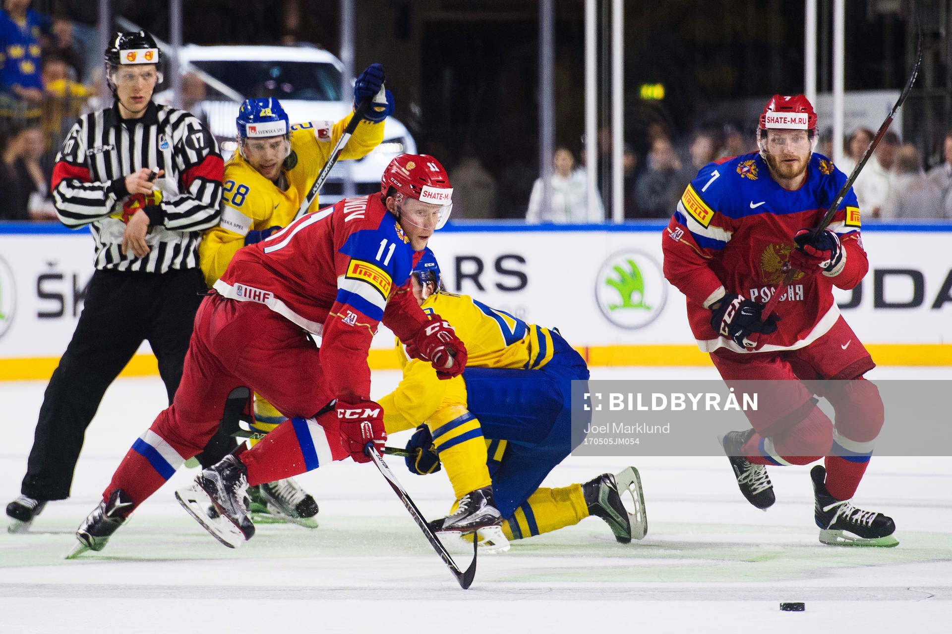 Sveriges Elias Lindholm och Victor Rask förlorar pucken