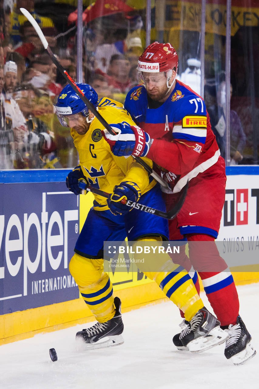 Sveriges Joel Lundqvist tacklas av Rysslands Anton Belov