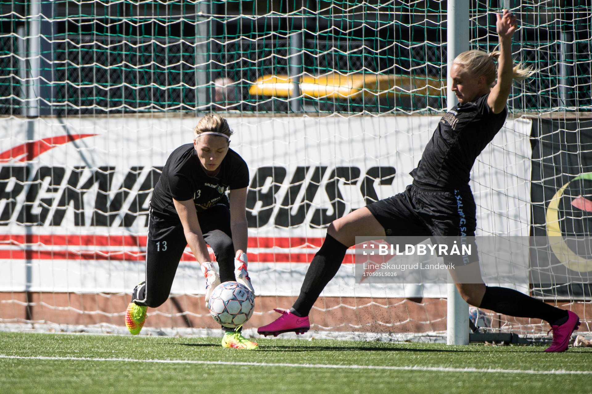 Göteborgs målvakt Jennifer Falk och Pernilla Milton