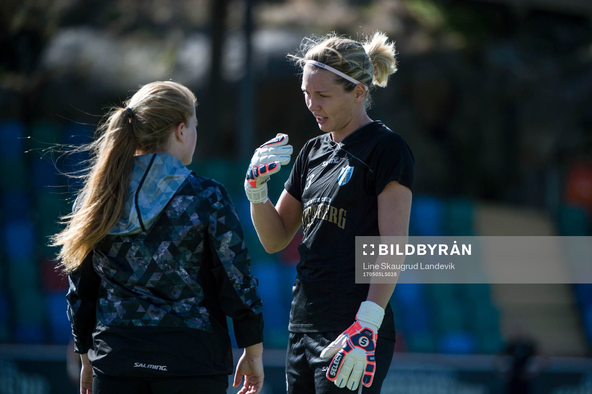 Göteborgs Savannah Levin och målvakt Jennifer Falk under en träning med Kopparbergs/Göteborg FC den 5 maj 2017 i Göteborg.