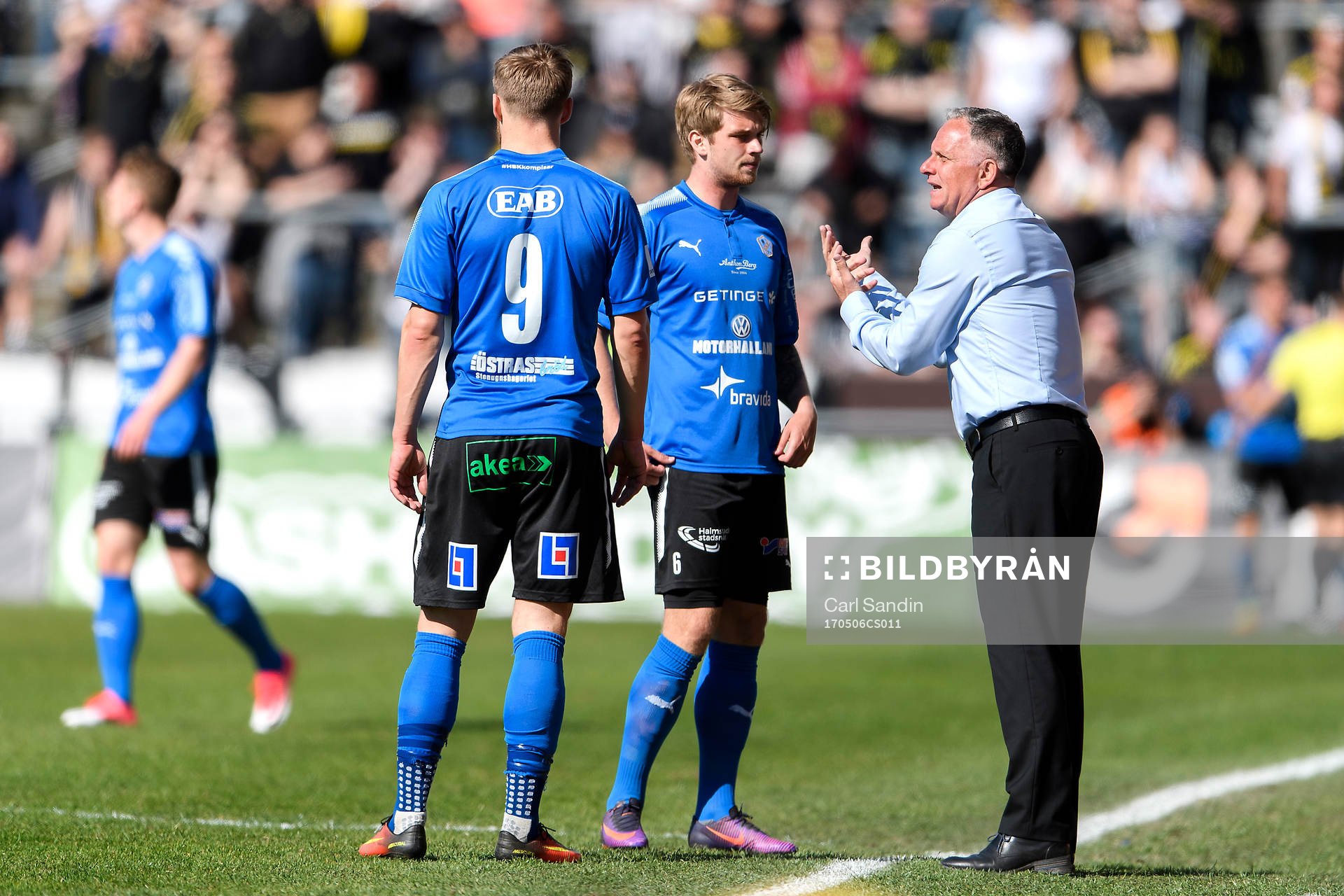 Halmstads Marcus Mathisen pratar med tränare Jan Jönsson under fotbollsmatchen i Allsvenskan mellan Halmstad och AIK den 6 maj 2017 i Halmstad.