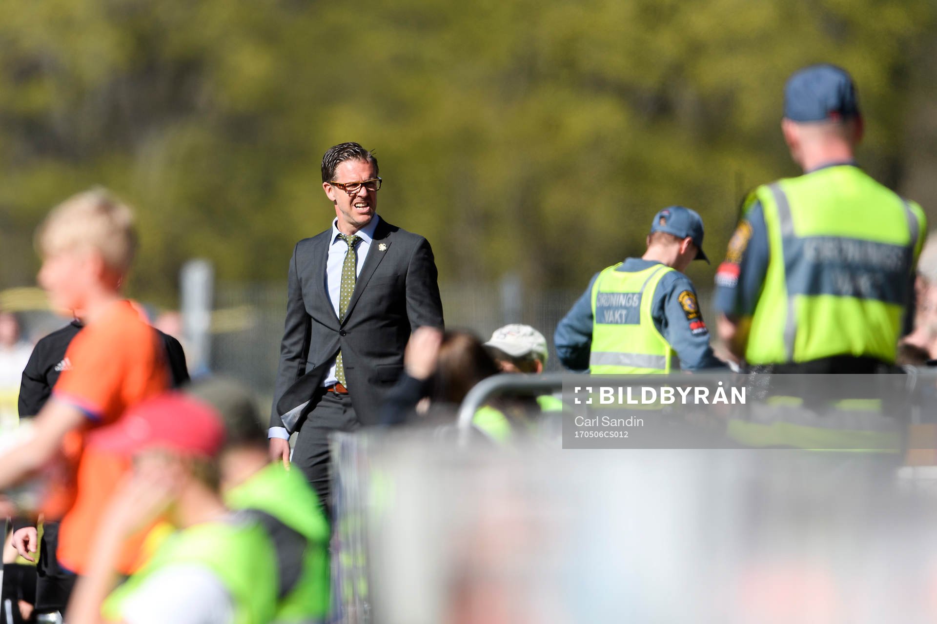 s tränare Rikard Norling omgiven av säkerhetsvakter