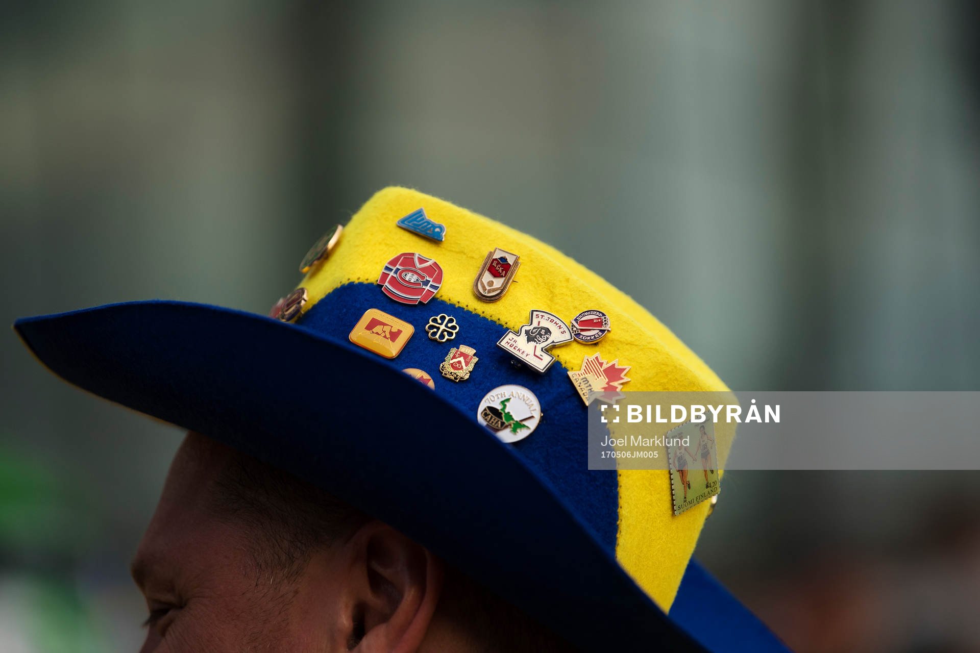 Ett svenskt fan har på sig en hatt med pins