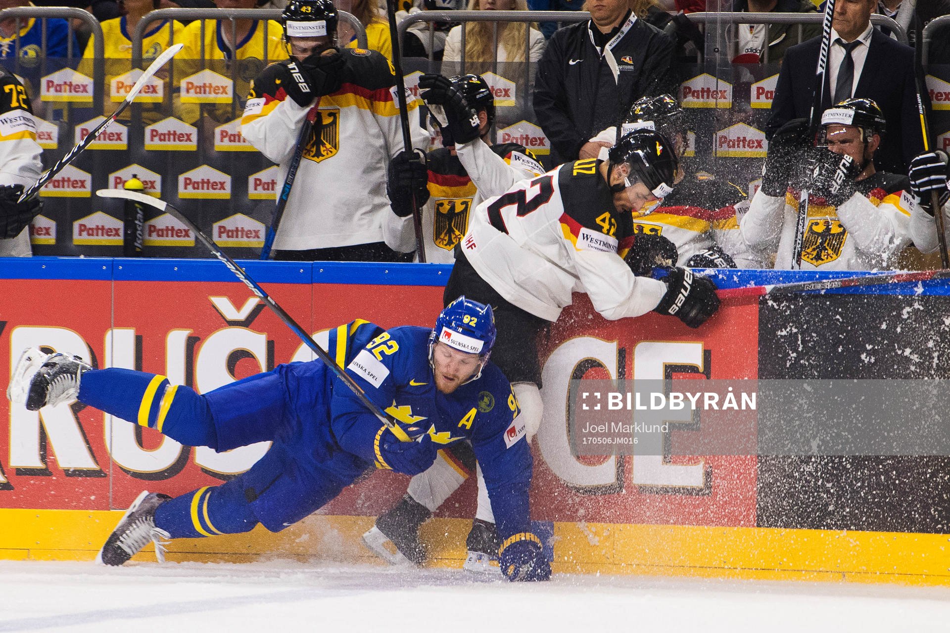 Sveriges Gabriel Landeskog och Tysklands Yasin Ehliz i kamp