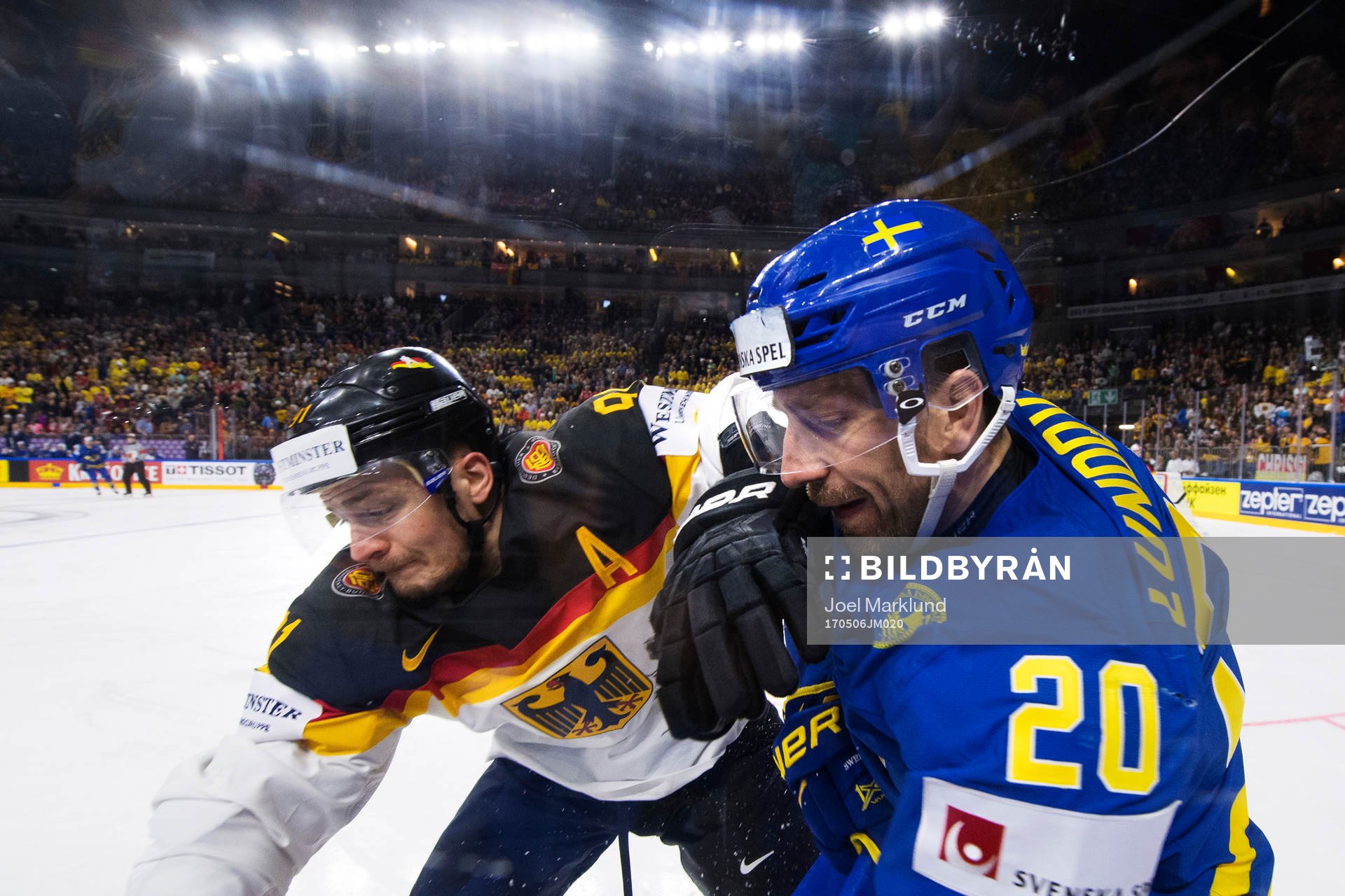 Tysklands Moritz Muller i en duell med Sveriges Joel