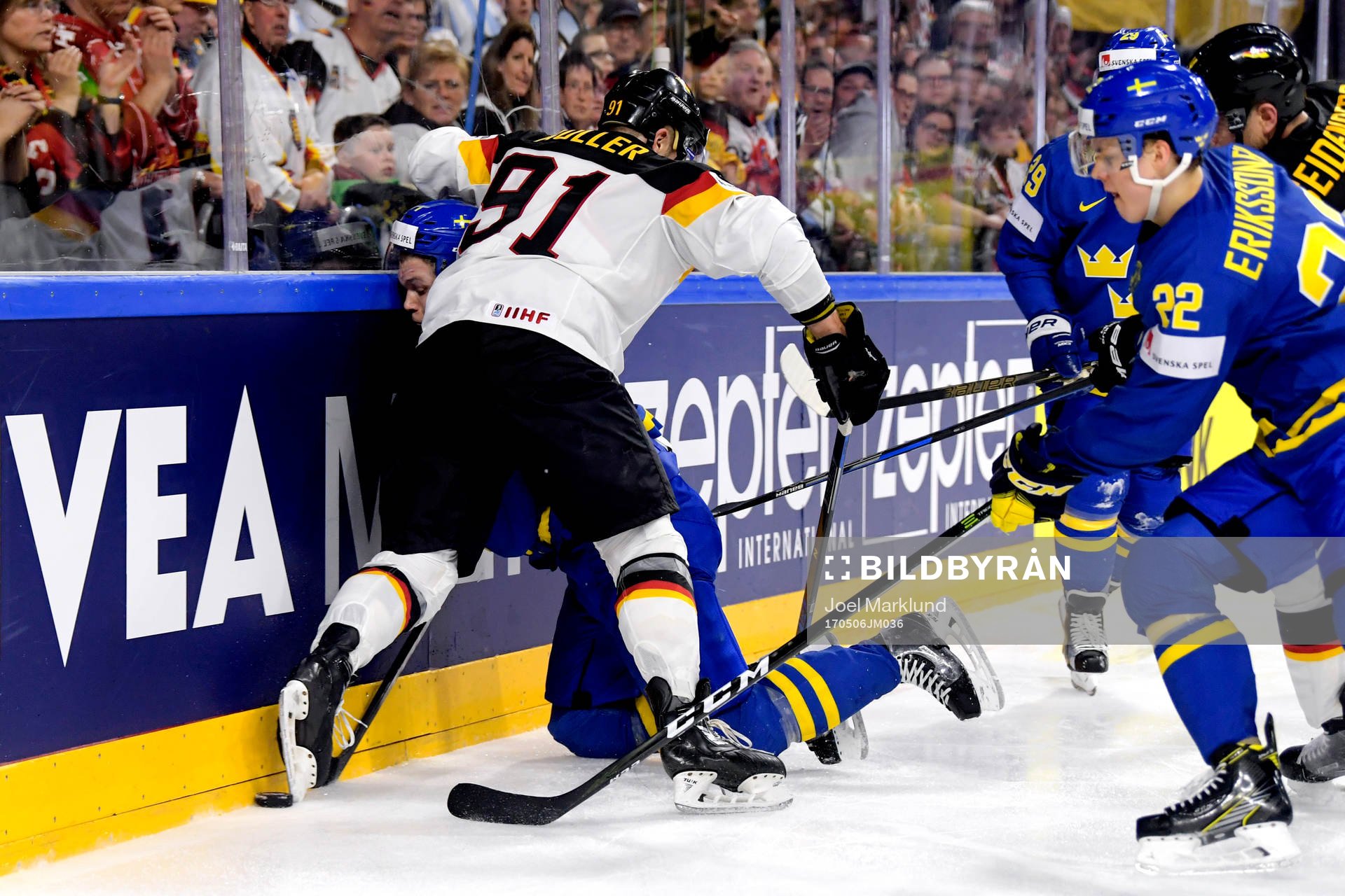 Sveriges William Karlsson blir intryckt i sargen av