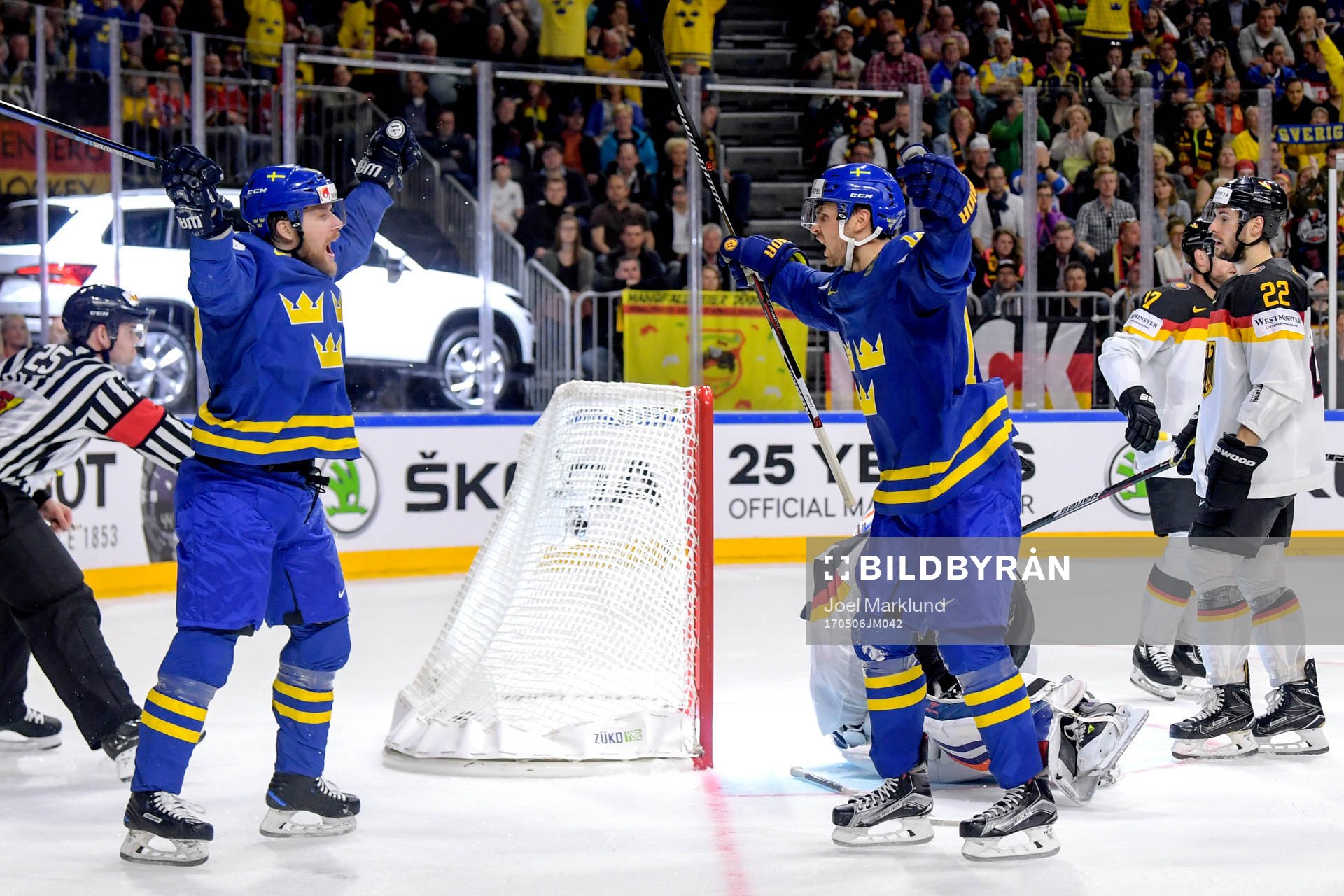 Sveriges Linus Omark och Marcus Krüger jublar