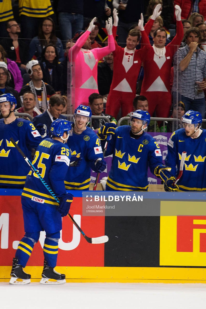 Sveriges Jonas Brodin jublar med lagkamrater