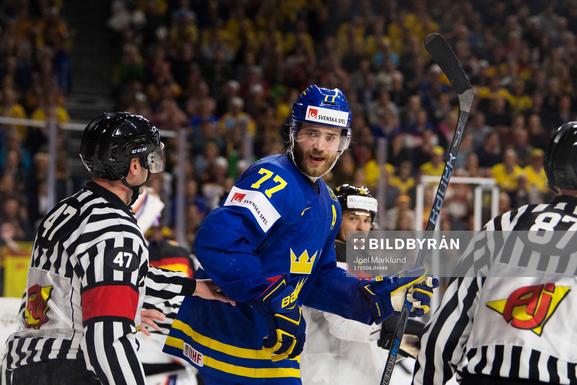 Sveriges Victor Hedman i en argumentation med domaren
