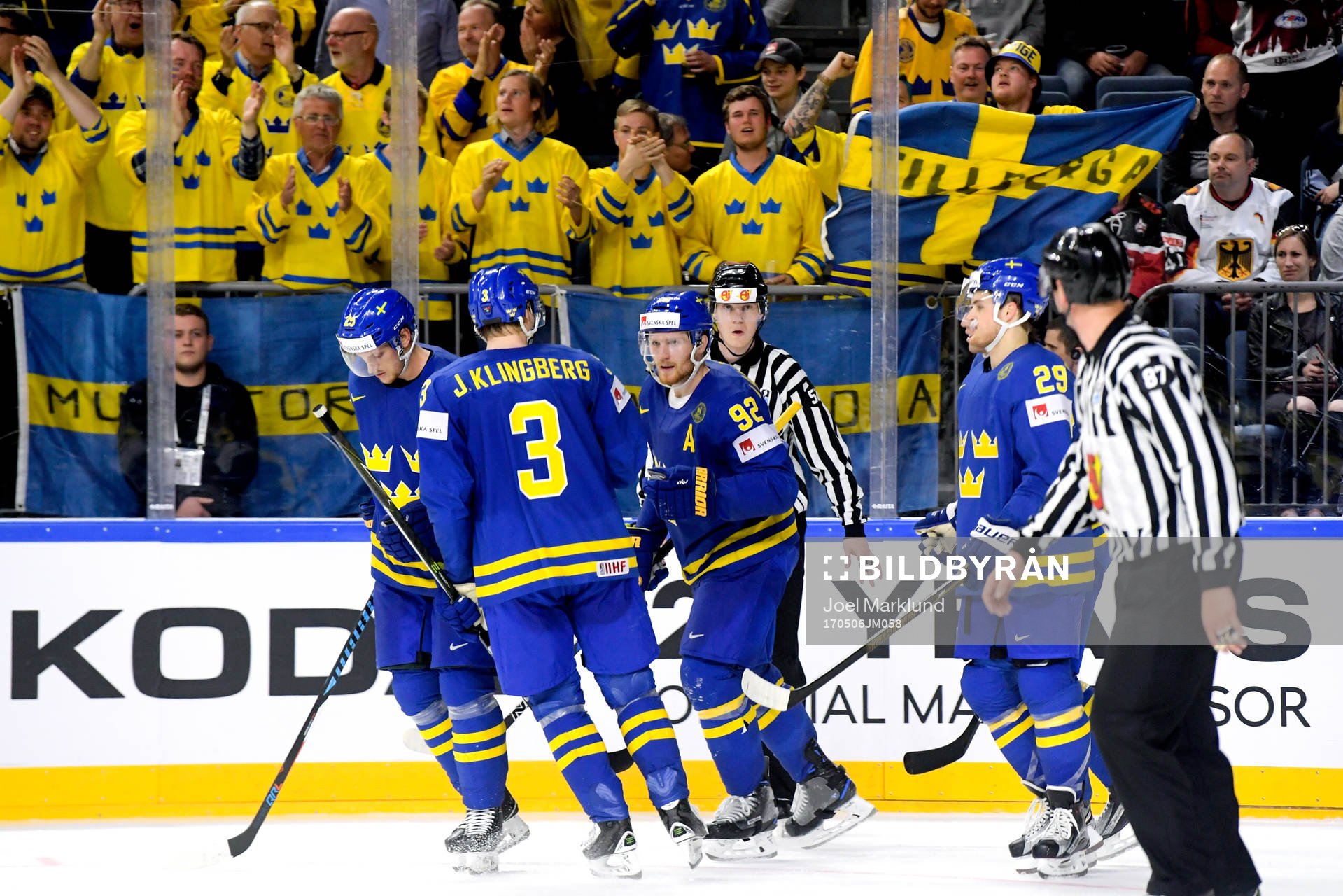 Sveriges Gabriel Landeskog gratuleras av lagkamrater