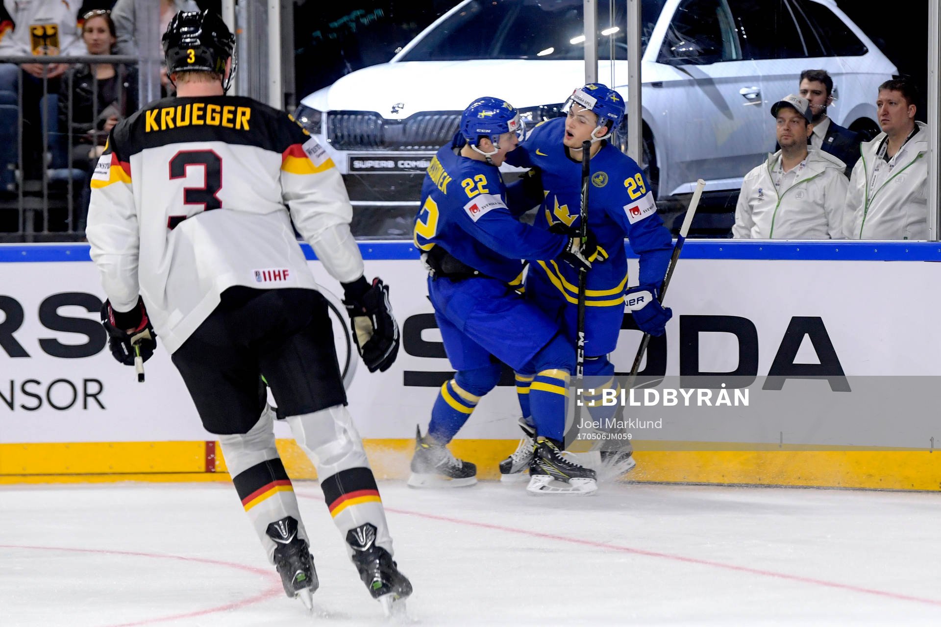Sveriges Joel Eriksson Ek och William Nylander jublar