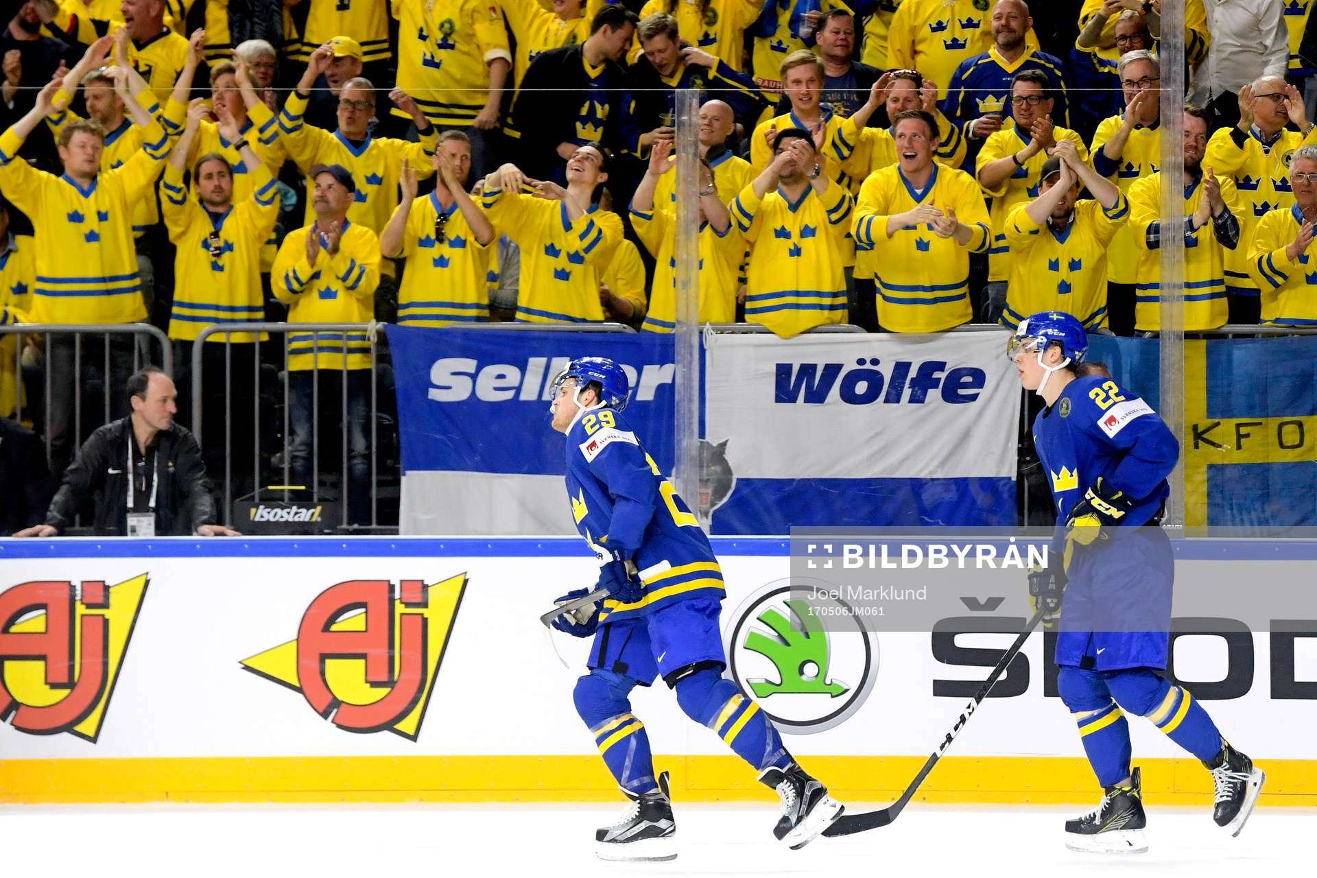 Sveriges William Nylander och Joel Eriksson Ek jublar